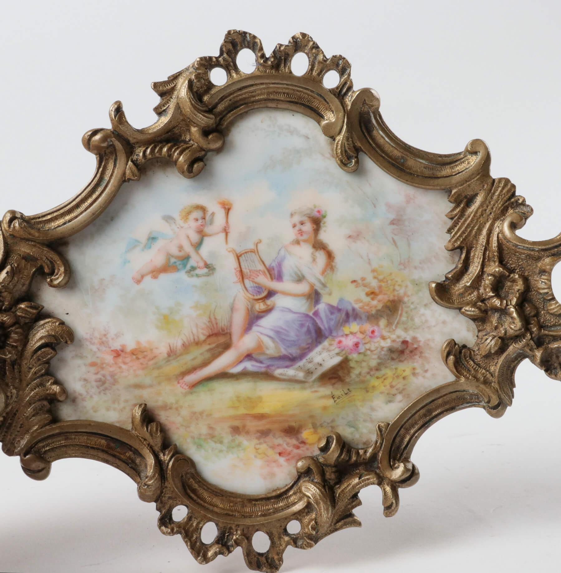Fin du XIXe siècle Plat romantique français du 19ème siècle en porcelaine et bronze, signé mil en vente