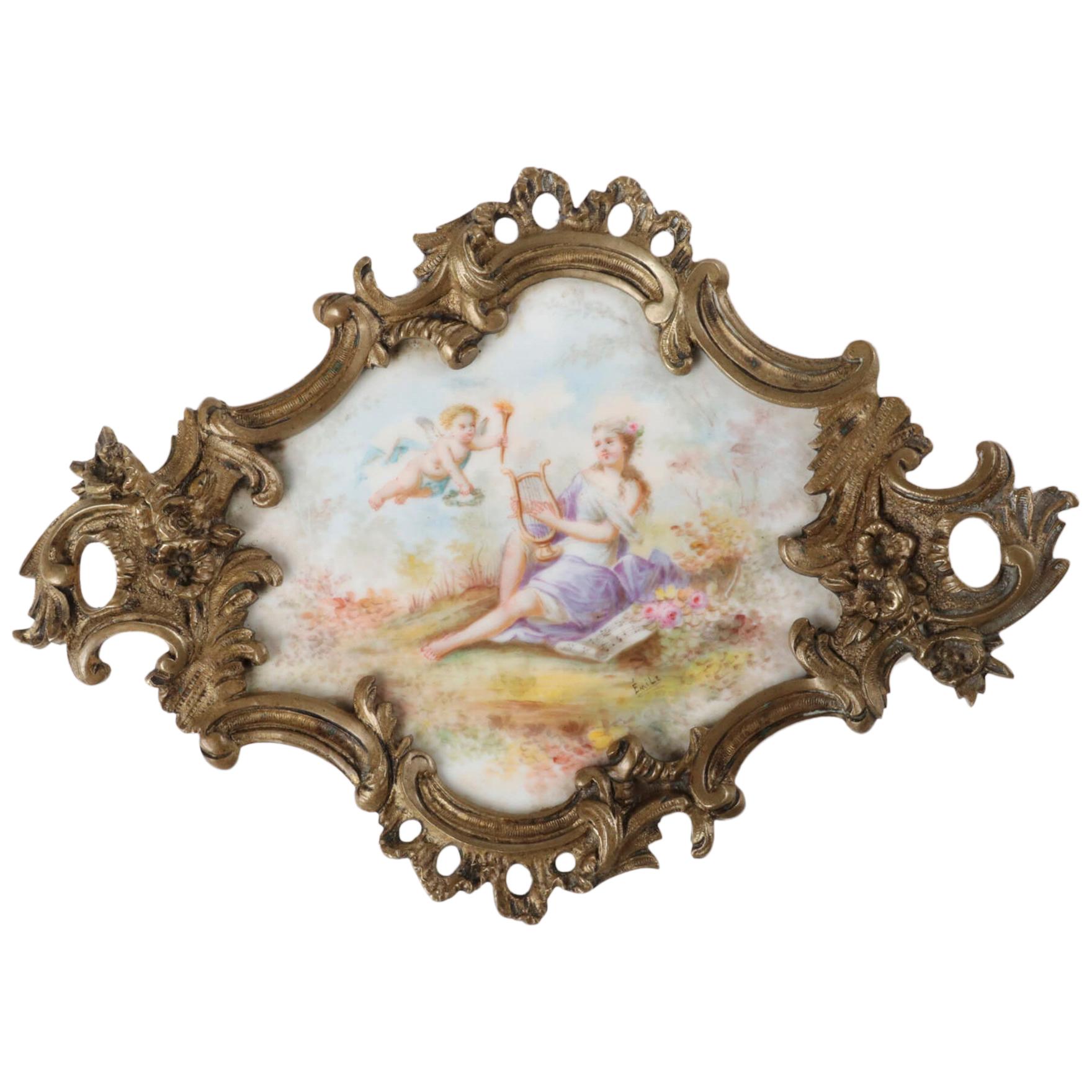 Plat romantique français du 19ème siècle en porcelaine et bronze, signé mil