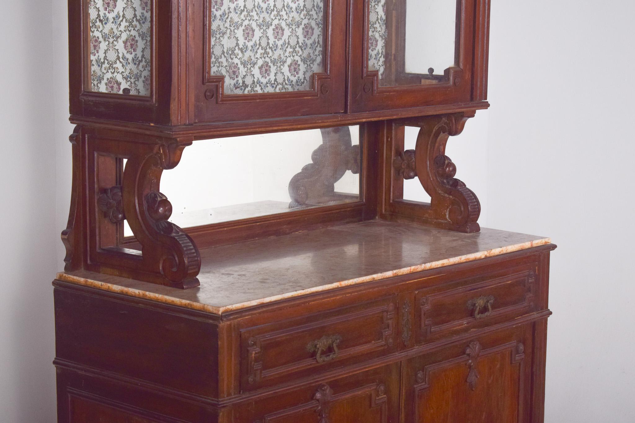 Bois Cabinet à deux corps romantique français du 19e siècle en vente