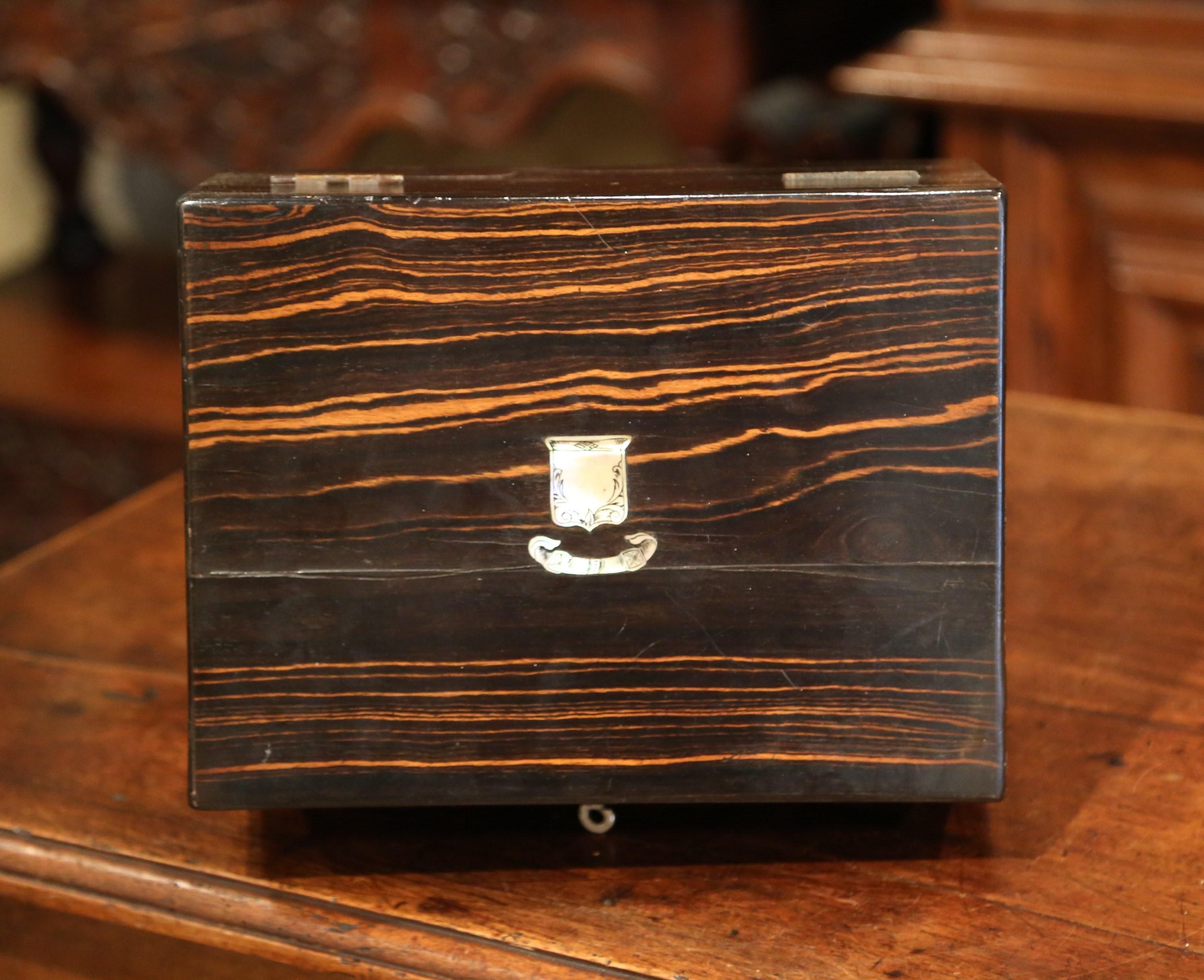 19th Century French Rosewood and Mother of Pearl Travel Vanity Trinket Case For Sale 7