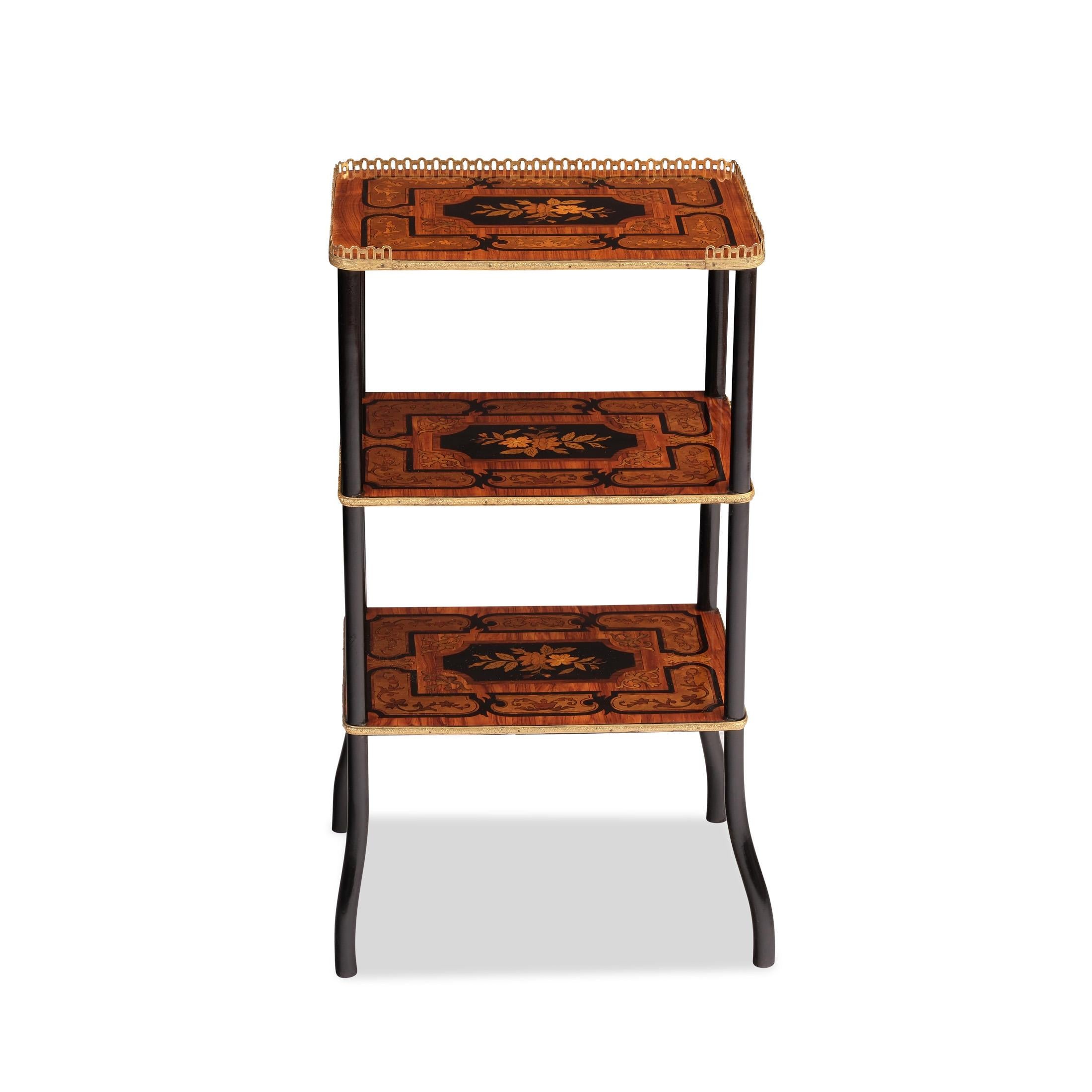 Table d'appoint Etagere
France, fin du 19e siècle, bois de rose et divers bois précieux plaqués et marqués de motifs floraux, 3 niveaux, partie supérieure avec galerie en laiton, vernis à la gomme-laque.

Hauteur 75,5 cm Largeur 40,5 cm

Profondeur