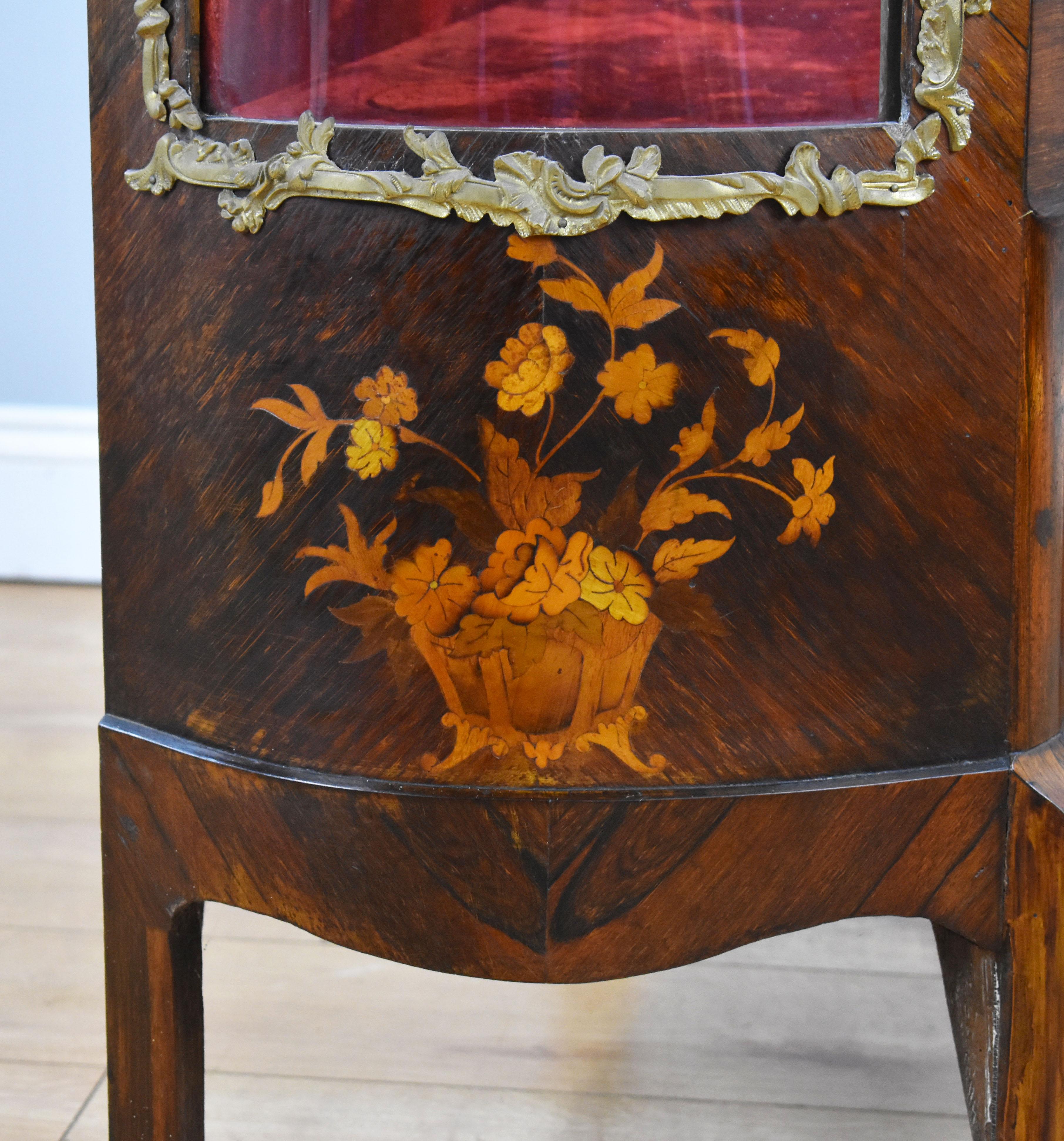 19th Century French Rosewood & Marquetry Serpentine Vitrine For Sale 7