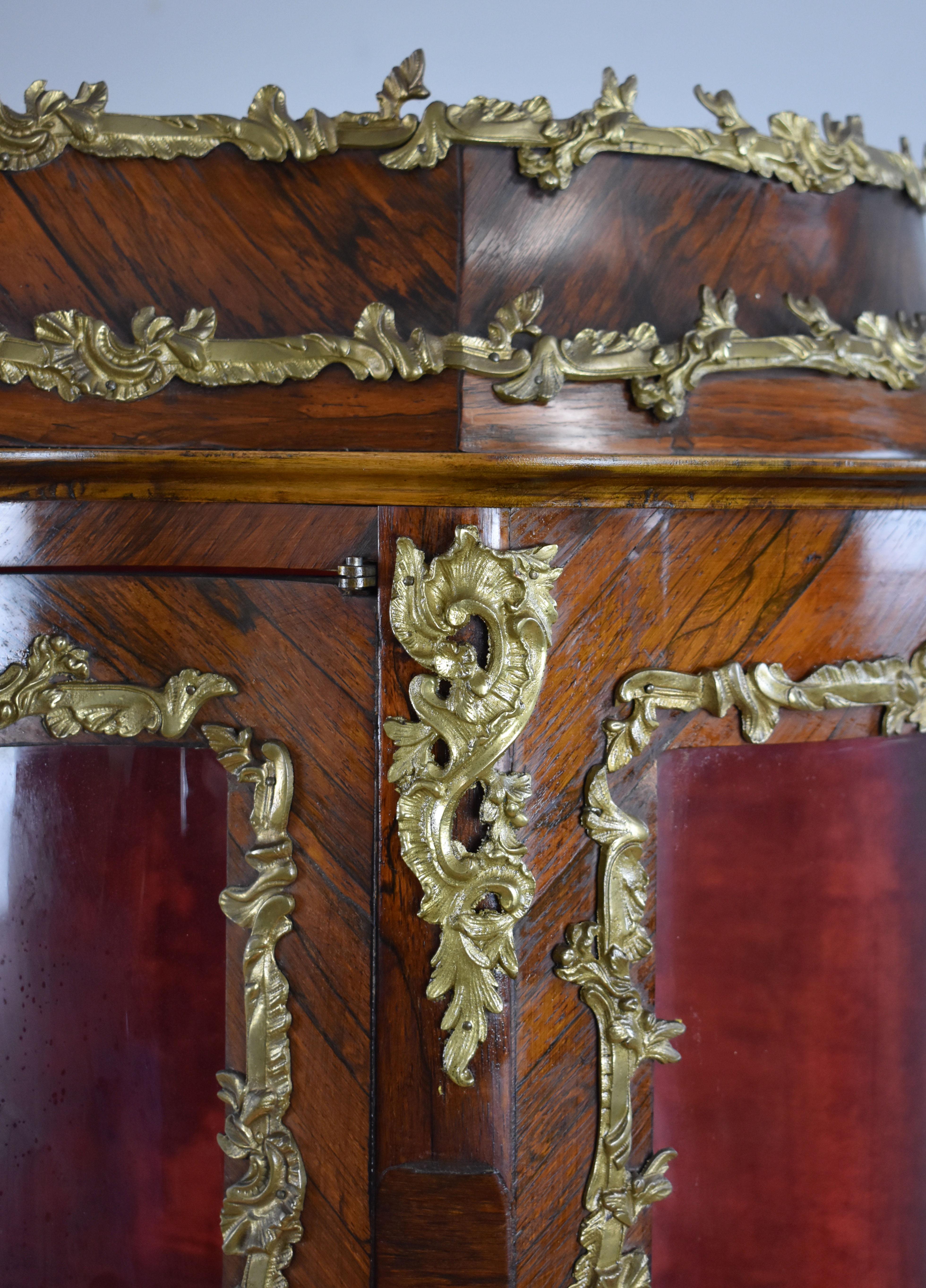 19th Century French Rosewood & Marquetry Serpentine Vitrine For Sale 8