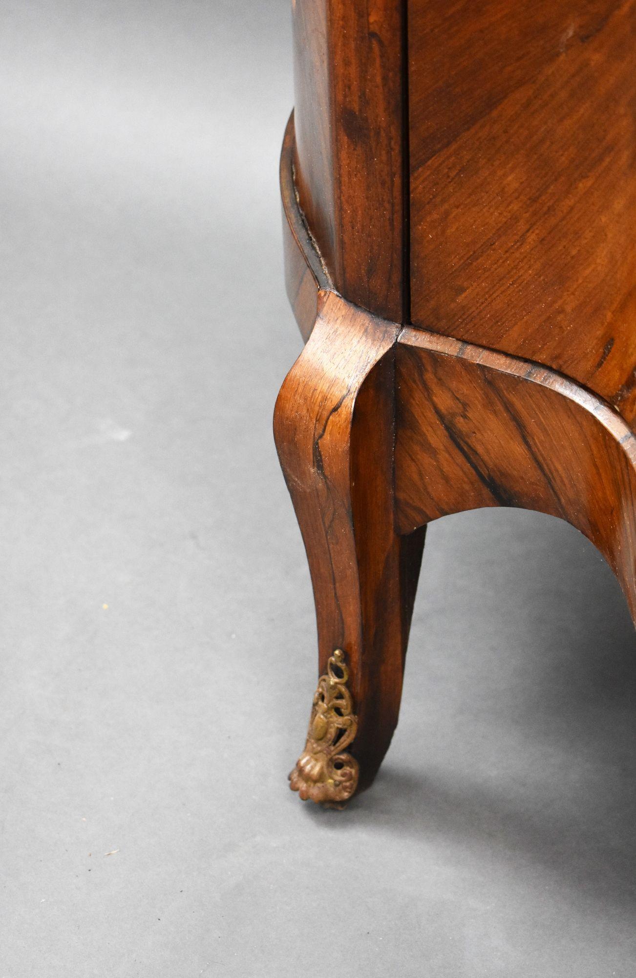 19th Century French Rosewood & Marquetry Serpentine Vitrine For Sale 8