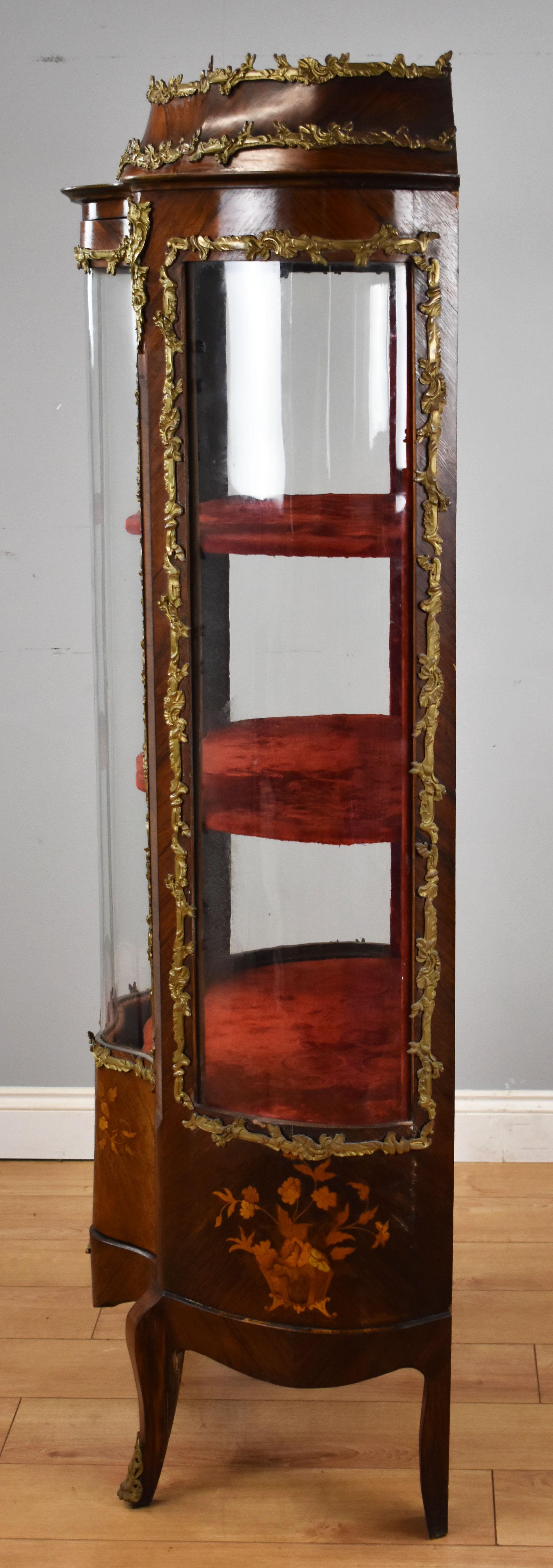 19th Century French Rosewood & Marquetry Serpentine Vitrine In Good Condition For Sale In Chelmsford, Essex