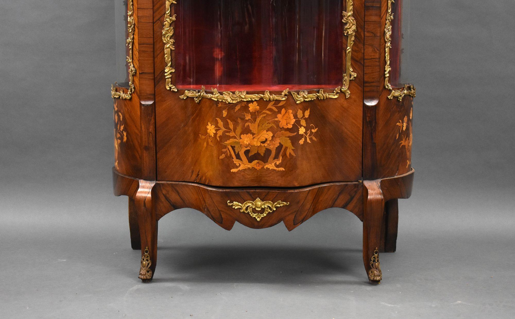 19th Century French Rosewood & Marquetry Serpentine Vitrine In Good Condition For Sale In Chelmsford, Essex