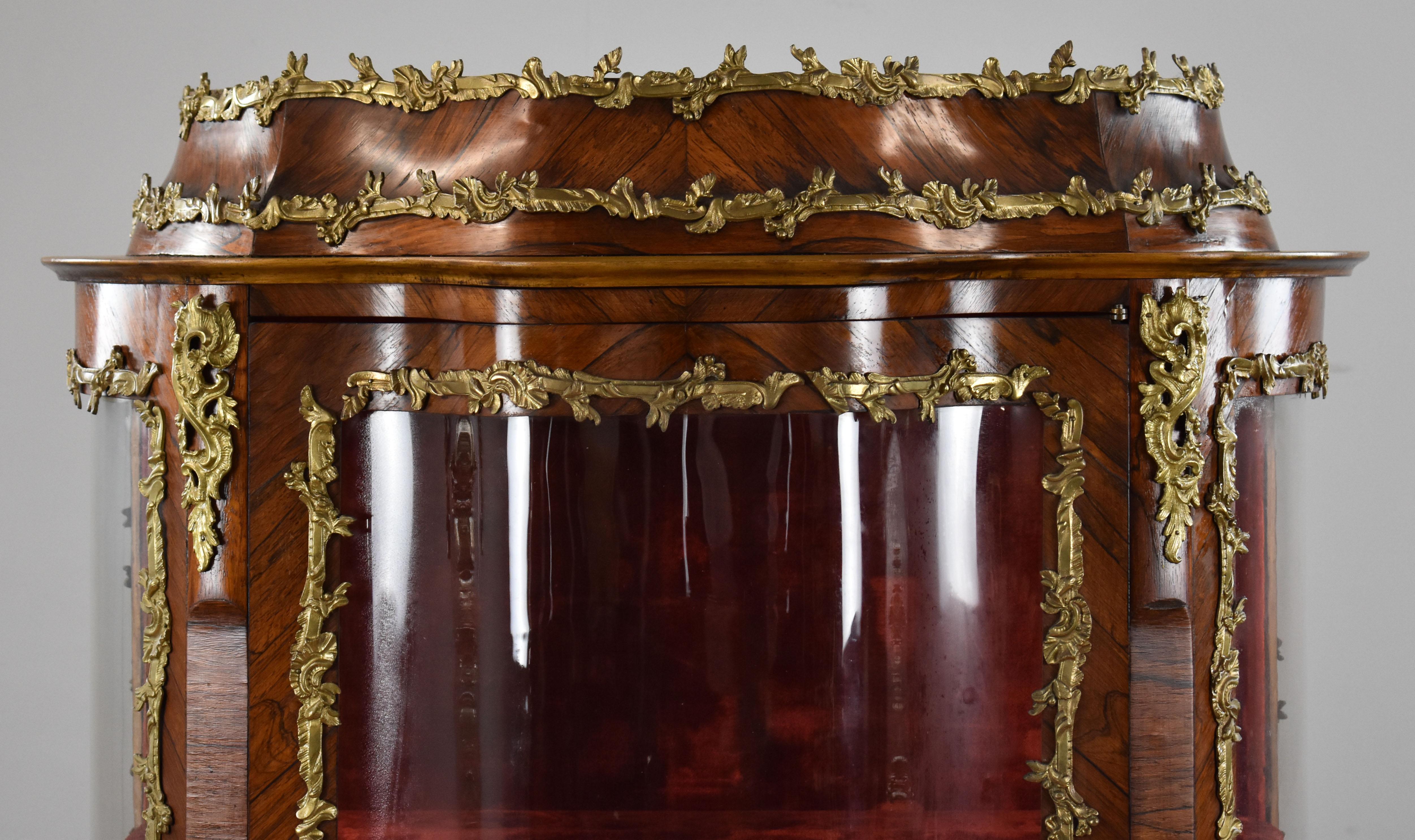 19th Century French Rosewood & Marquetry Serpentine Vitrine For Sale 1
