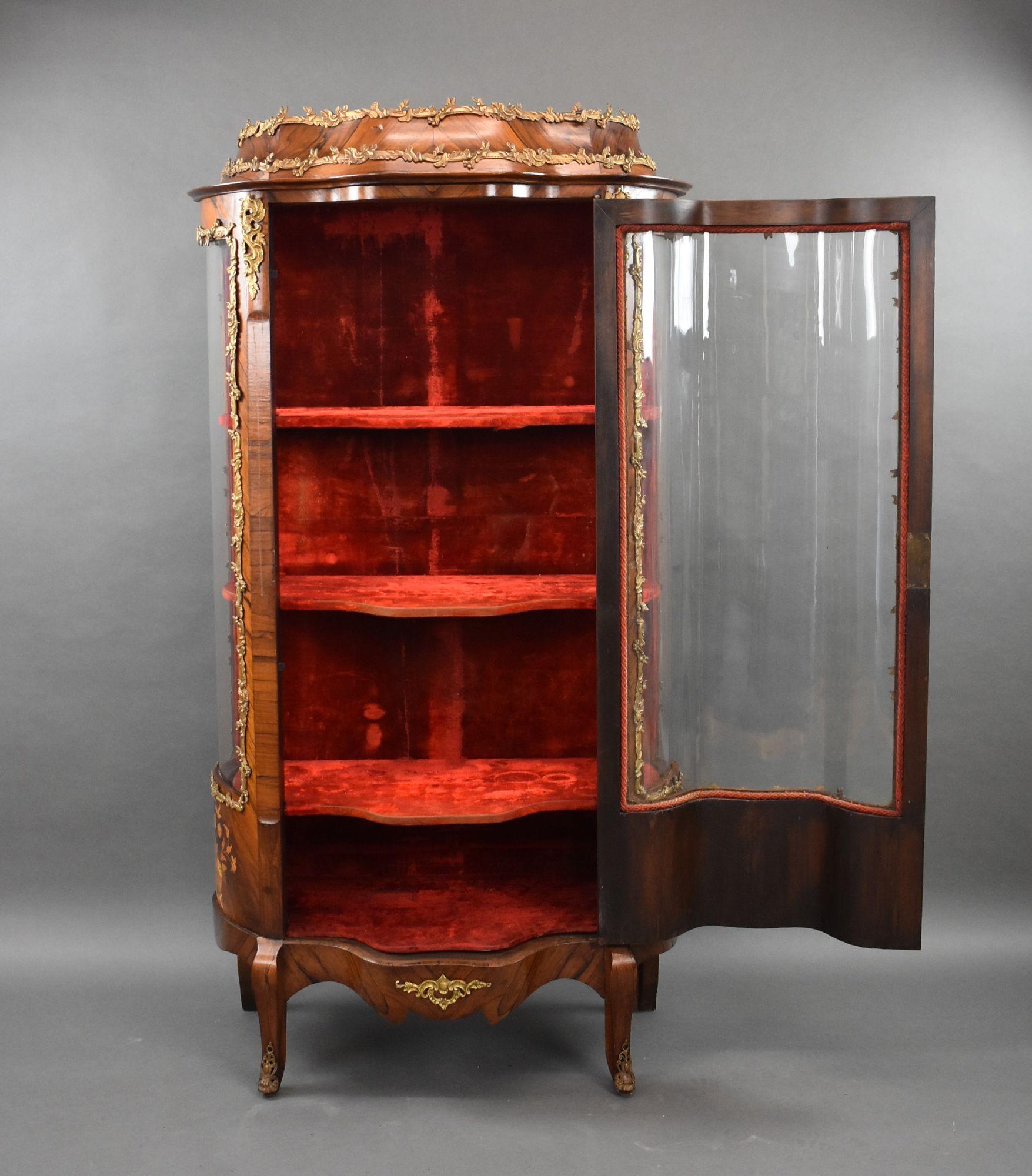 19th Century French Rosewood & Marquetry Serpentine Vitrine For Sale 1
