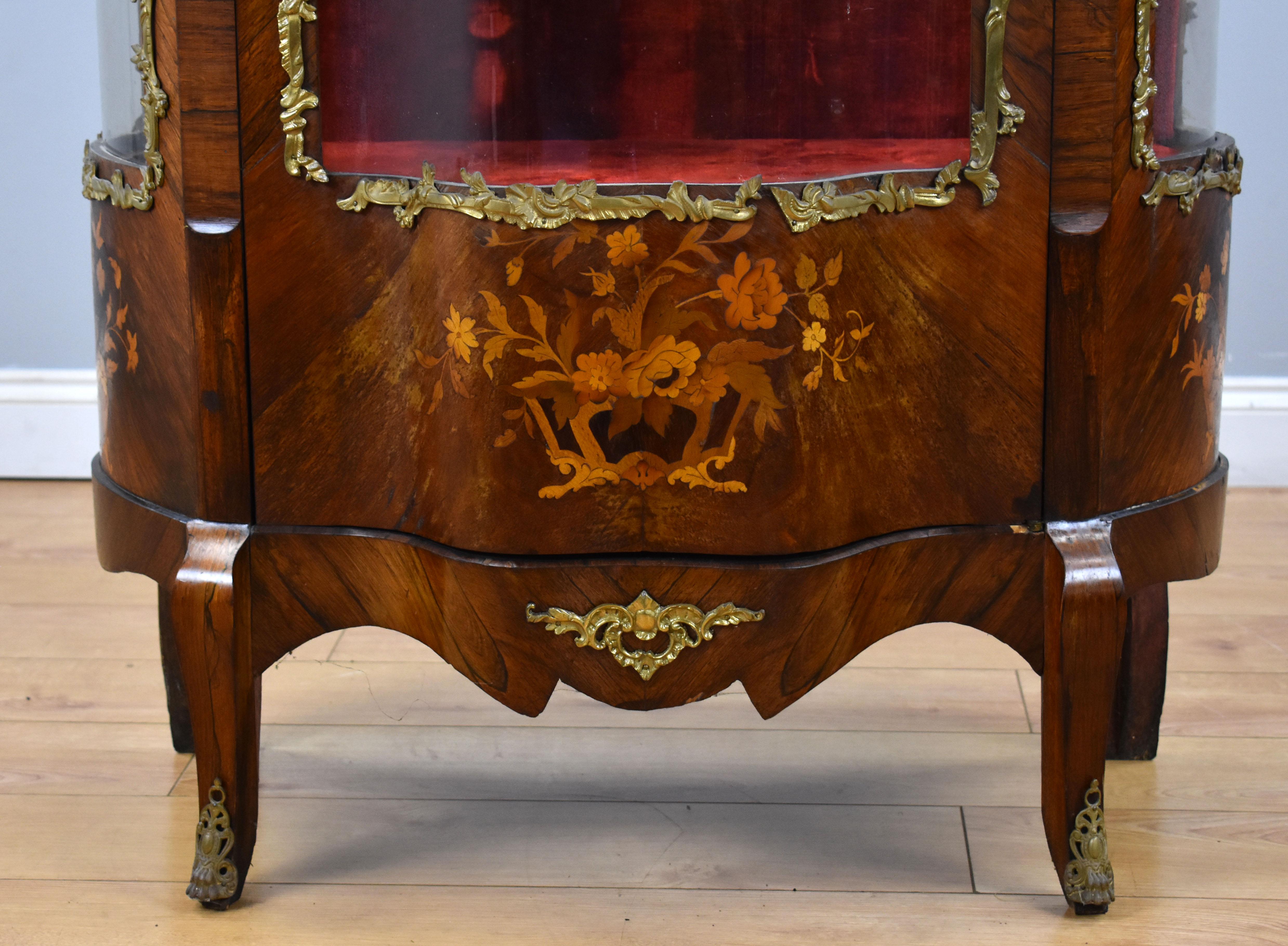 19th Century French Rosewood & Marquetry Serpentine Vitrine For Sale 2