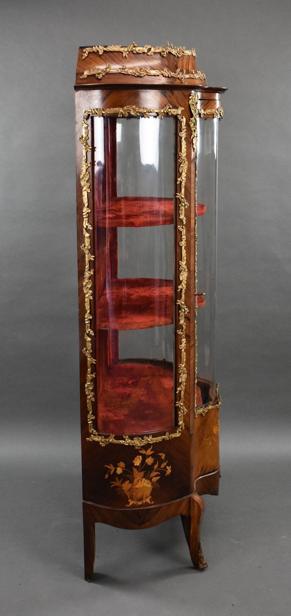 19th Century French Rosewood & Marquetry Serpentine Vitrine For Sale 2