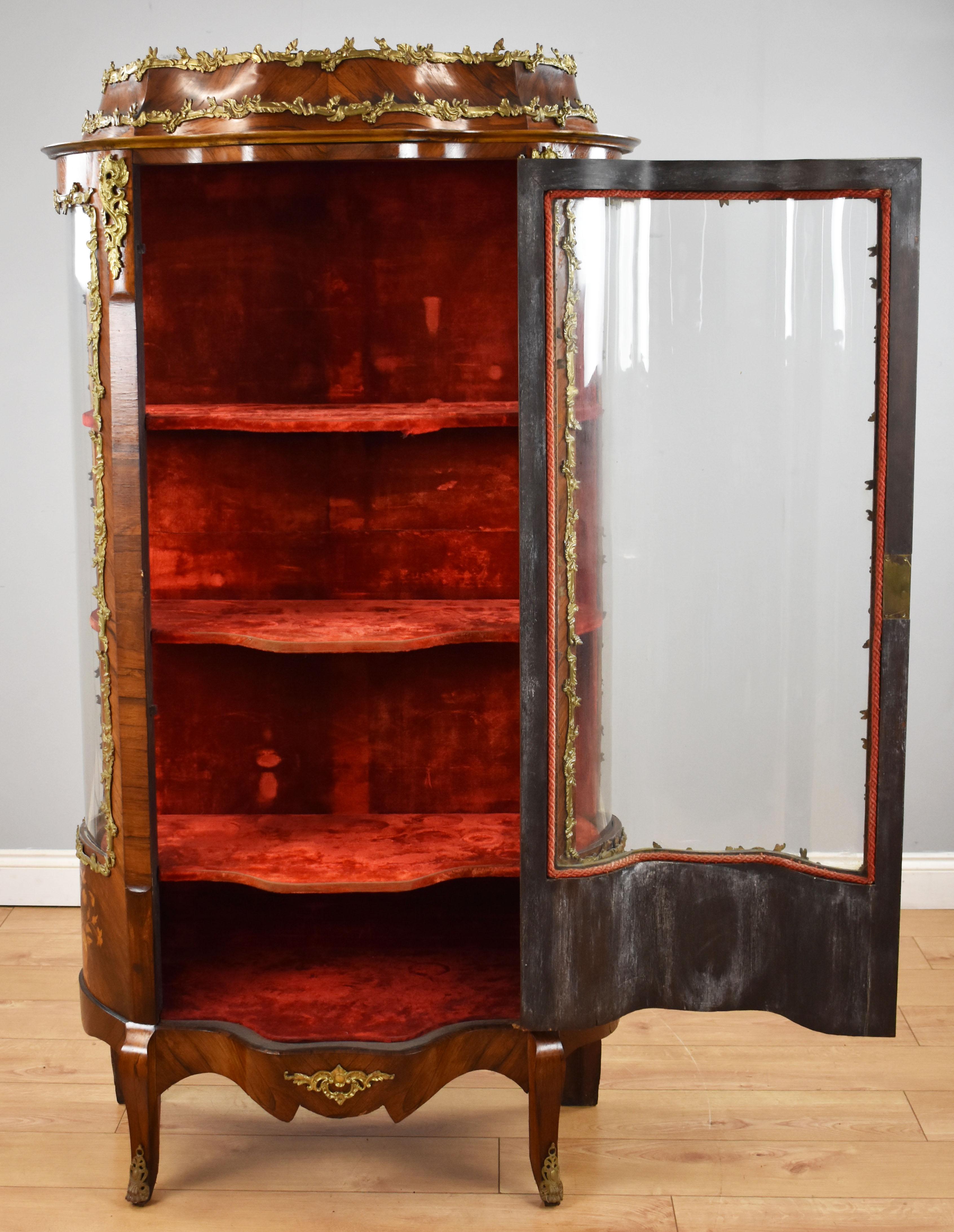 19th Century French Rosewood & Marquetry Serpentine Vitrine For Sale 3