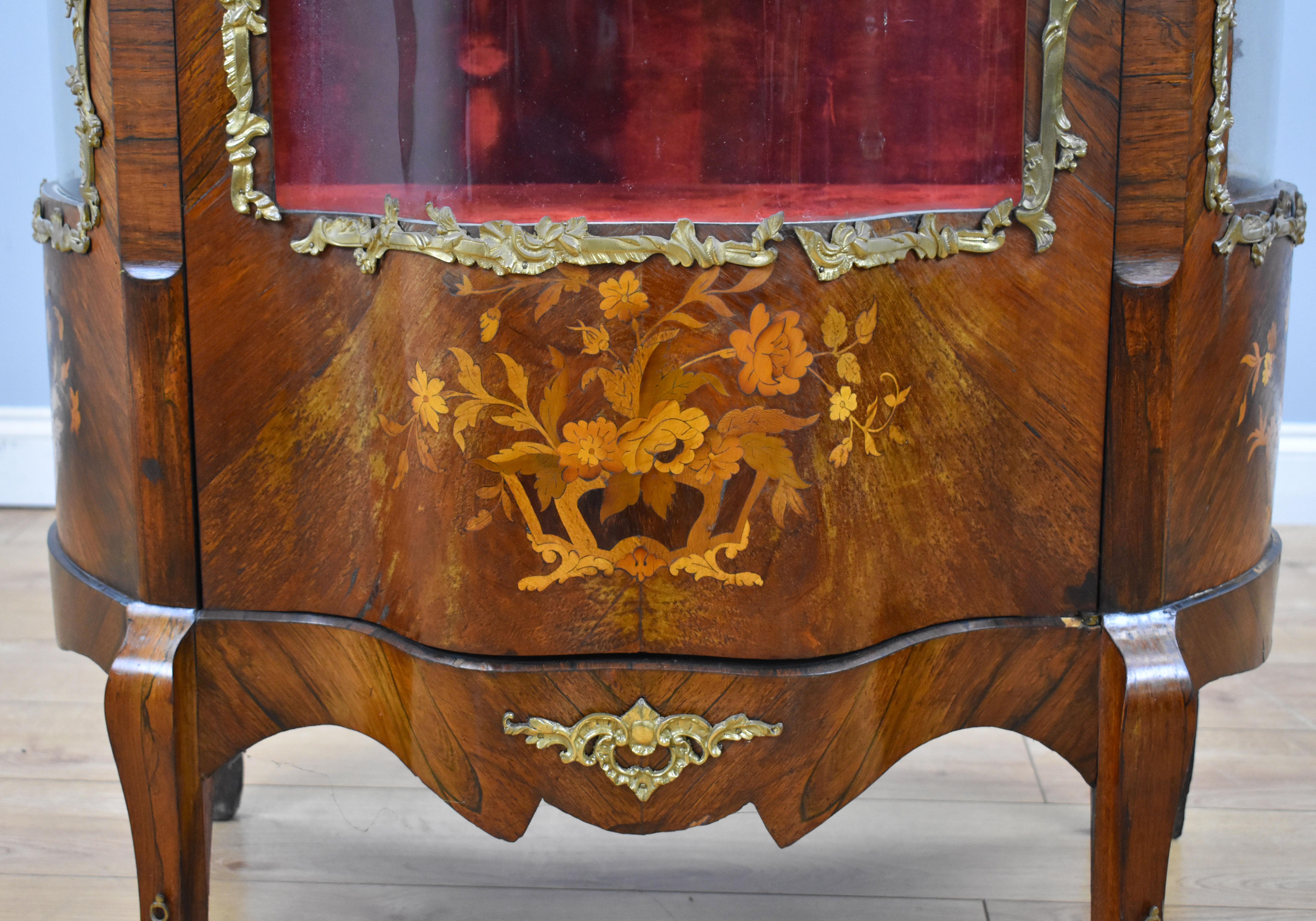 19th Century French Rosewood & Marquetry Serpentine Vitrine For Sale 4