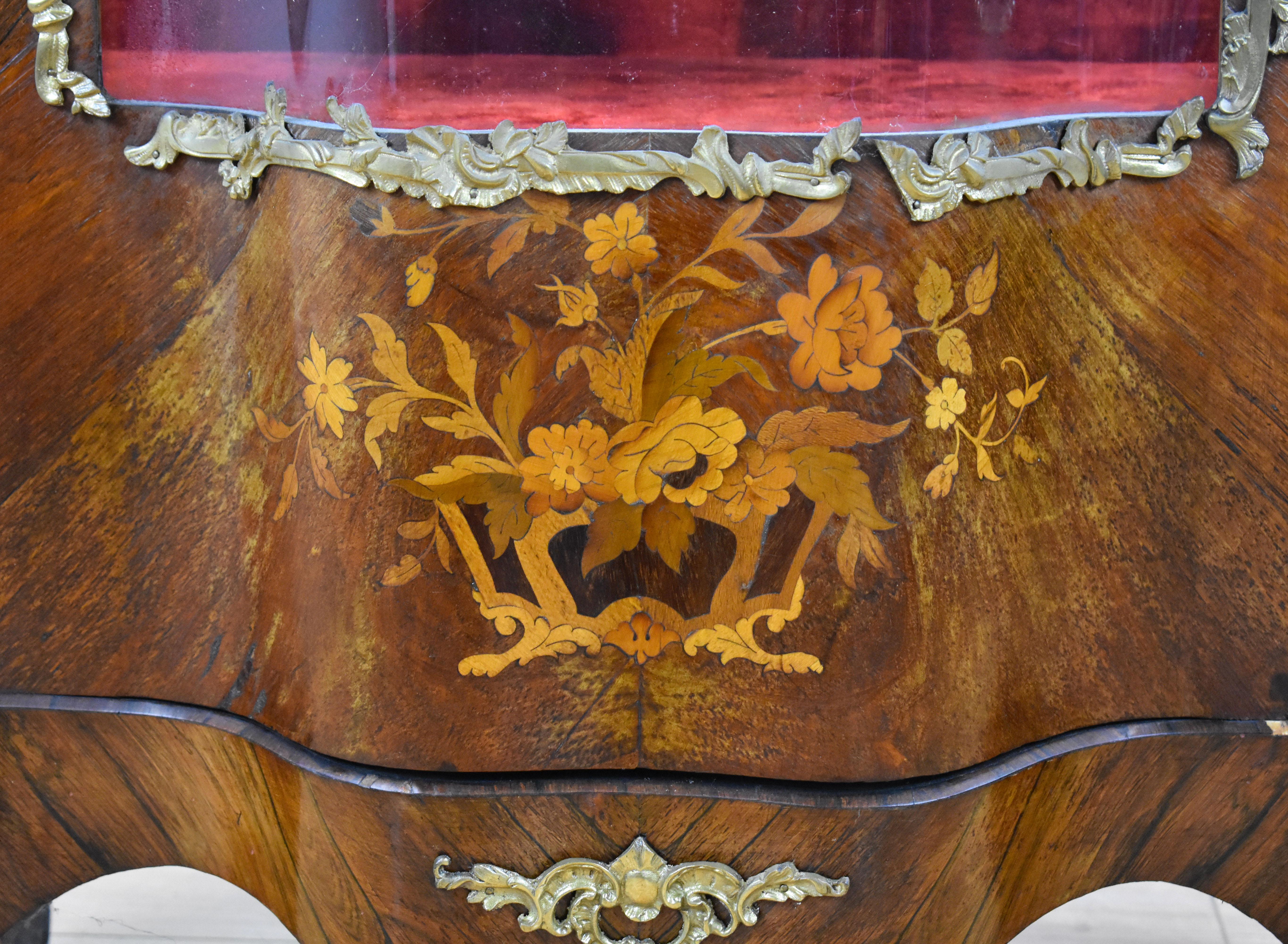 19th Century French Rosewood & Marquetry Serpentine Vitrine For Sale 5