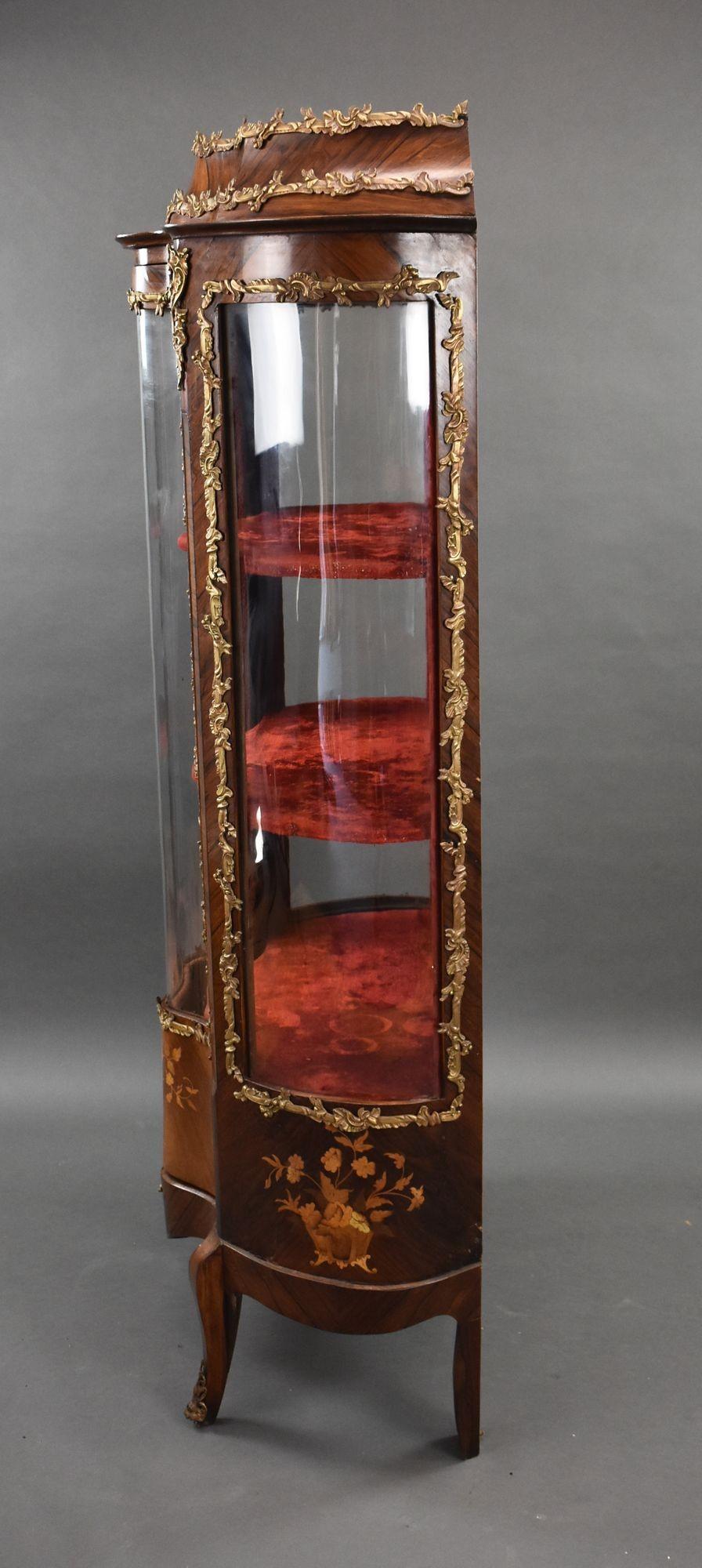 19th Century French Rosewood & Marquetry Serpentine Vitrine For Sale 5