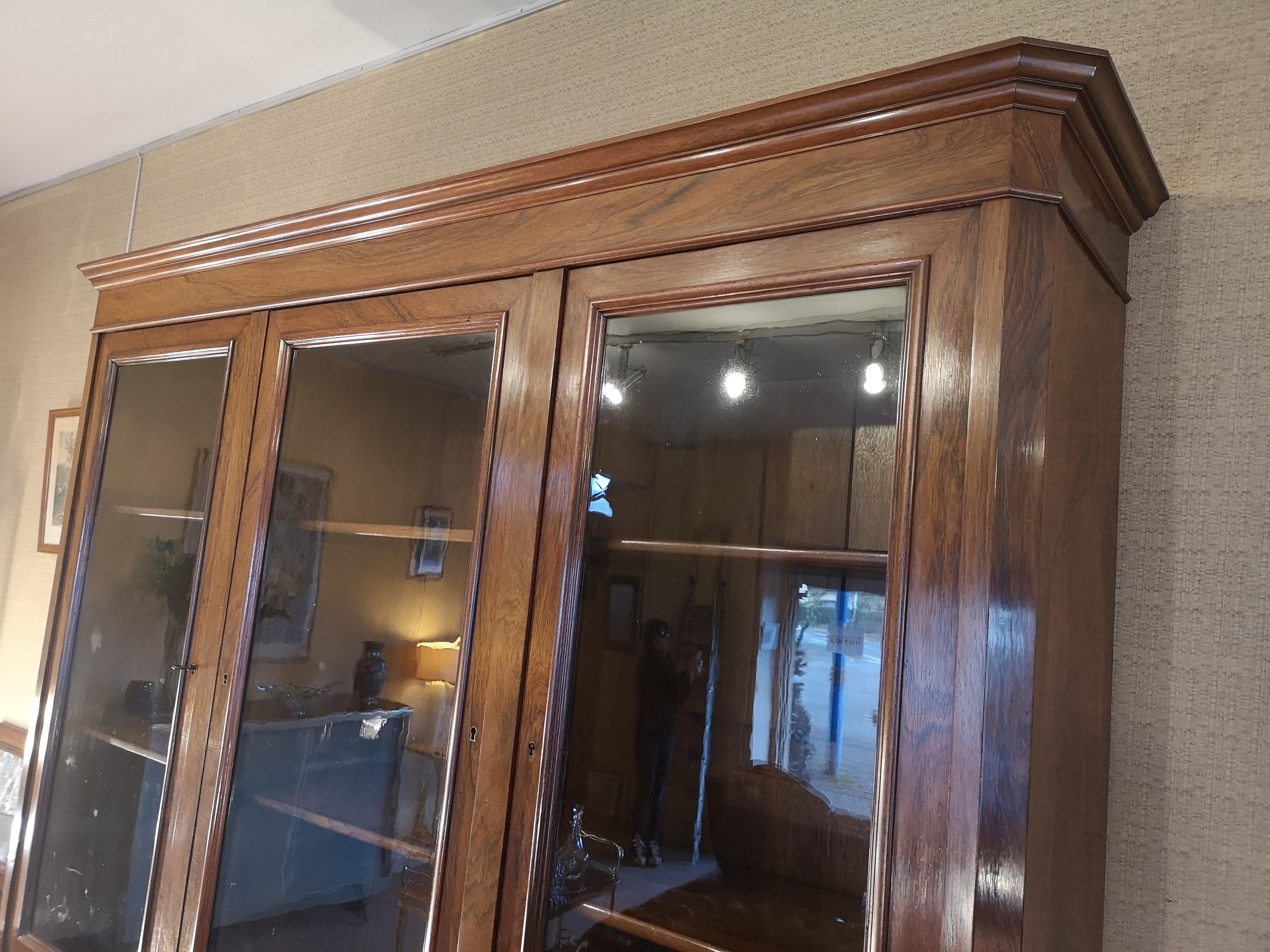 19th Century French Rosewood three doors bookcase In Good Condition For Sale In GUÉCÉLARD, FR