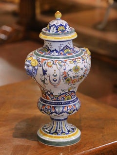 Urne couverte en faïence néo-rouennaise du 19e siècle avec masques de bélier