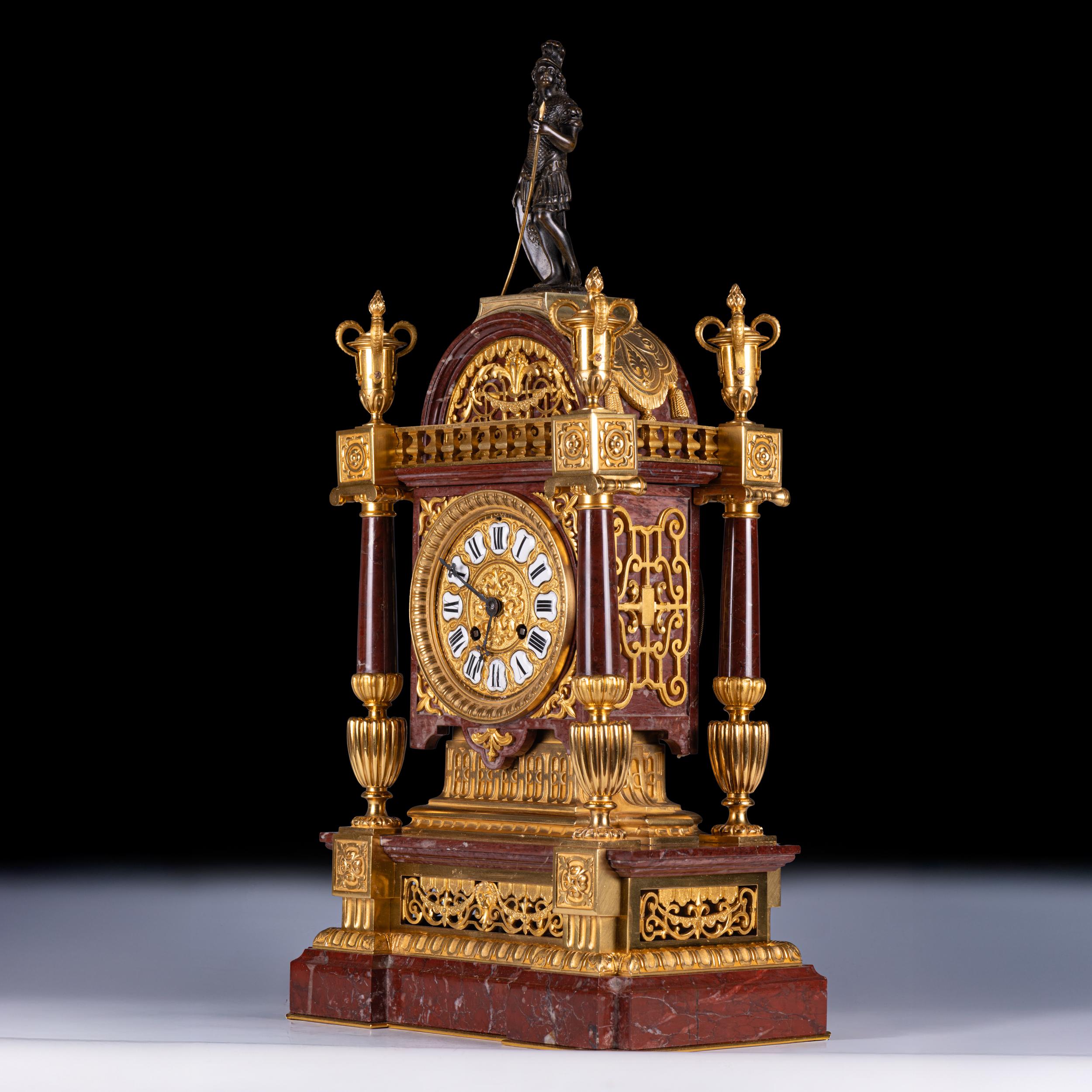 Louis XIV Garniture d'horloge française du 19ème siècle en marbre rouge et bronze doré en vente
