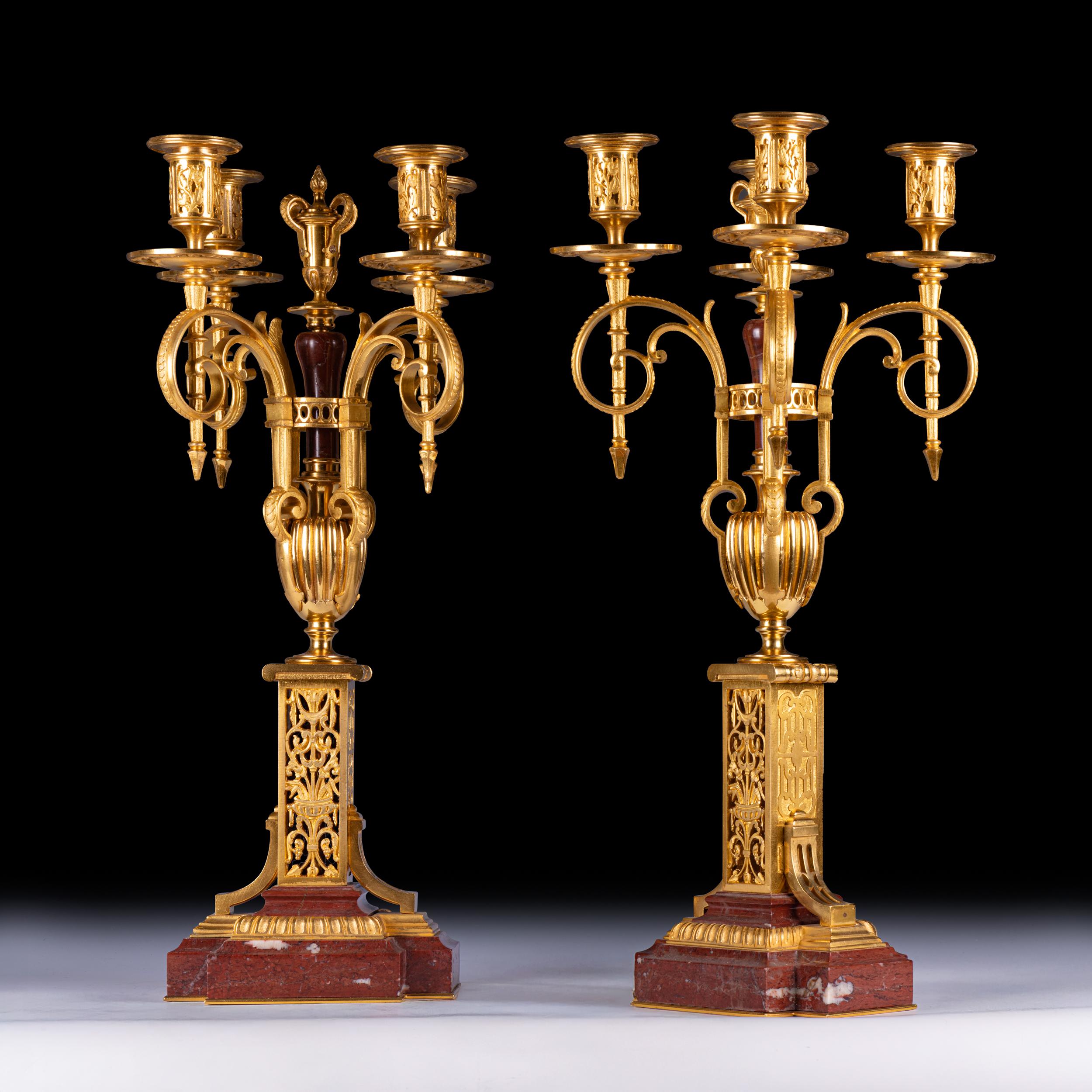 Français Garniture d'horloge française du 19ème siècle en marbre rouge et bronze doré en vente