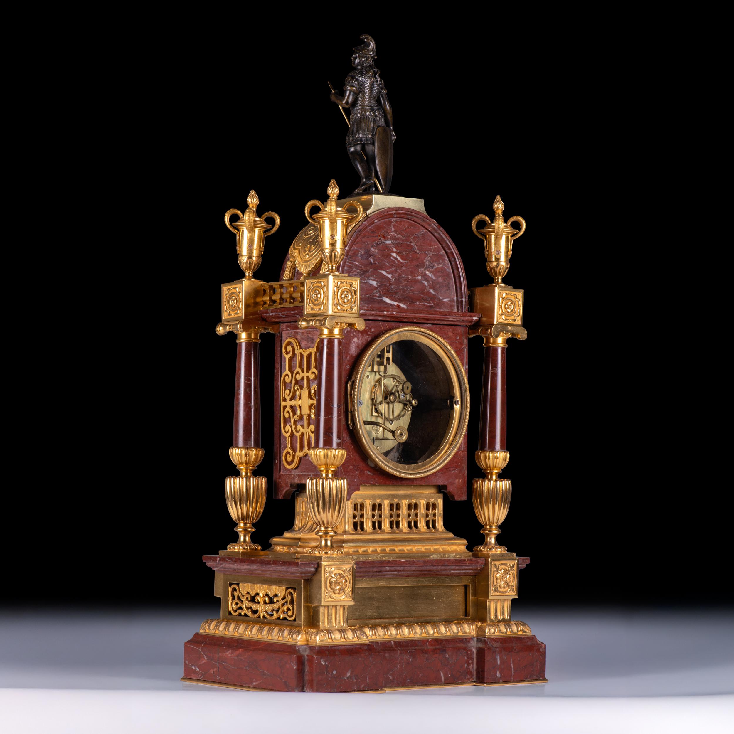 XIXe siècle Garniture d'horloge française du 19ème siècle en marbre rouge et bronze doré en vente
