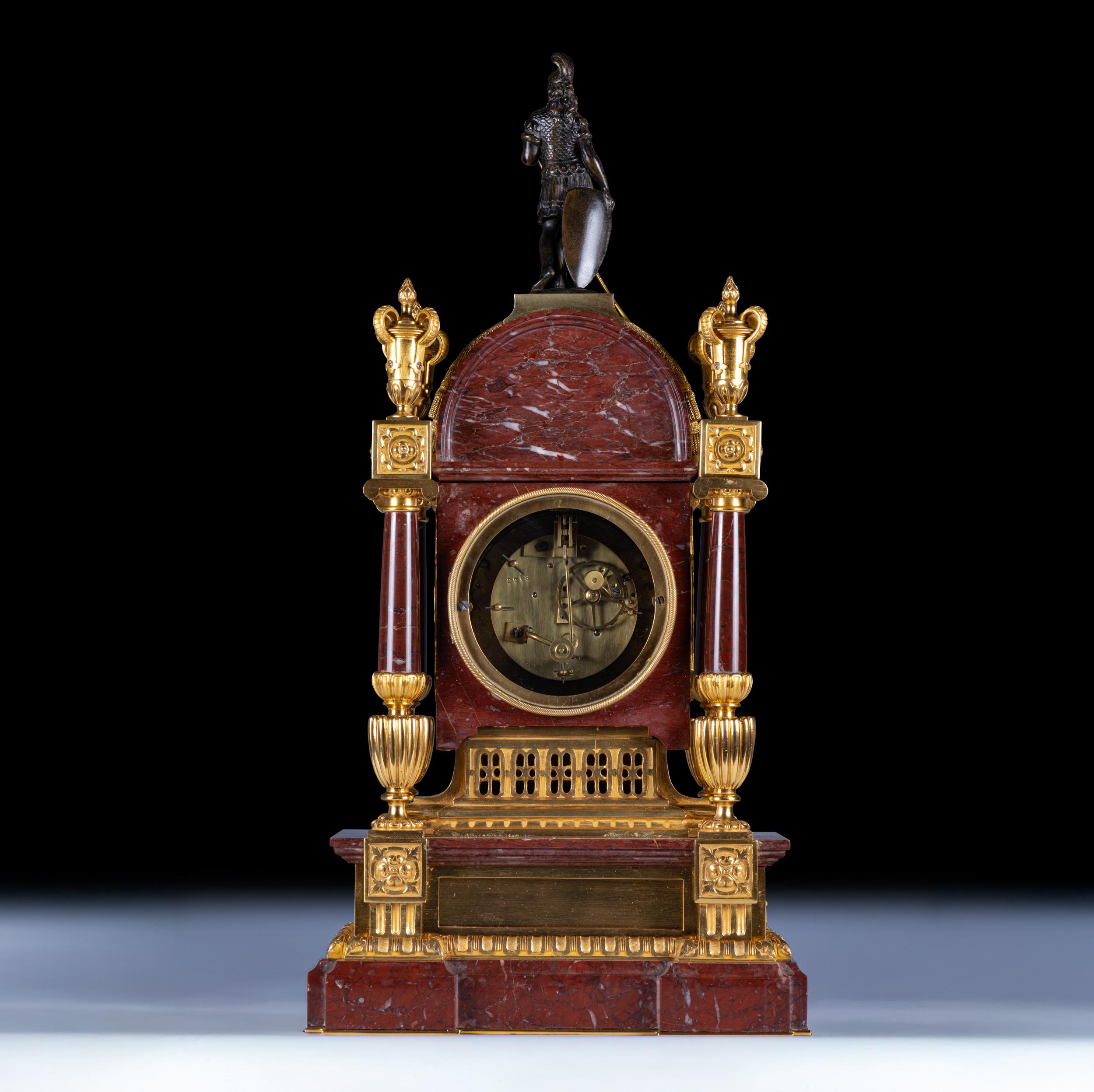 Bronze doré Garniture d'horloge française du 19ème siècle en marbre rouge et bronze doré en vente