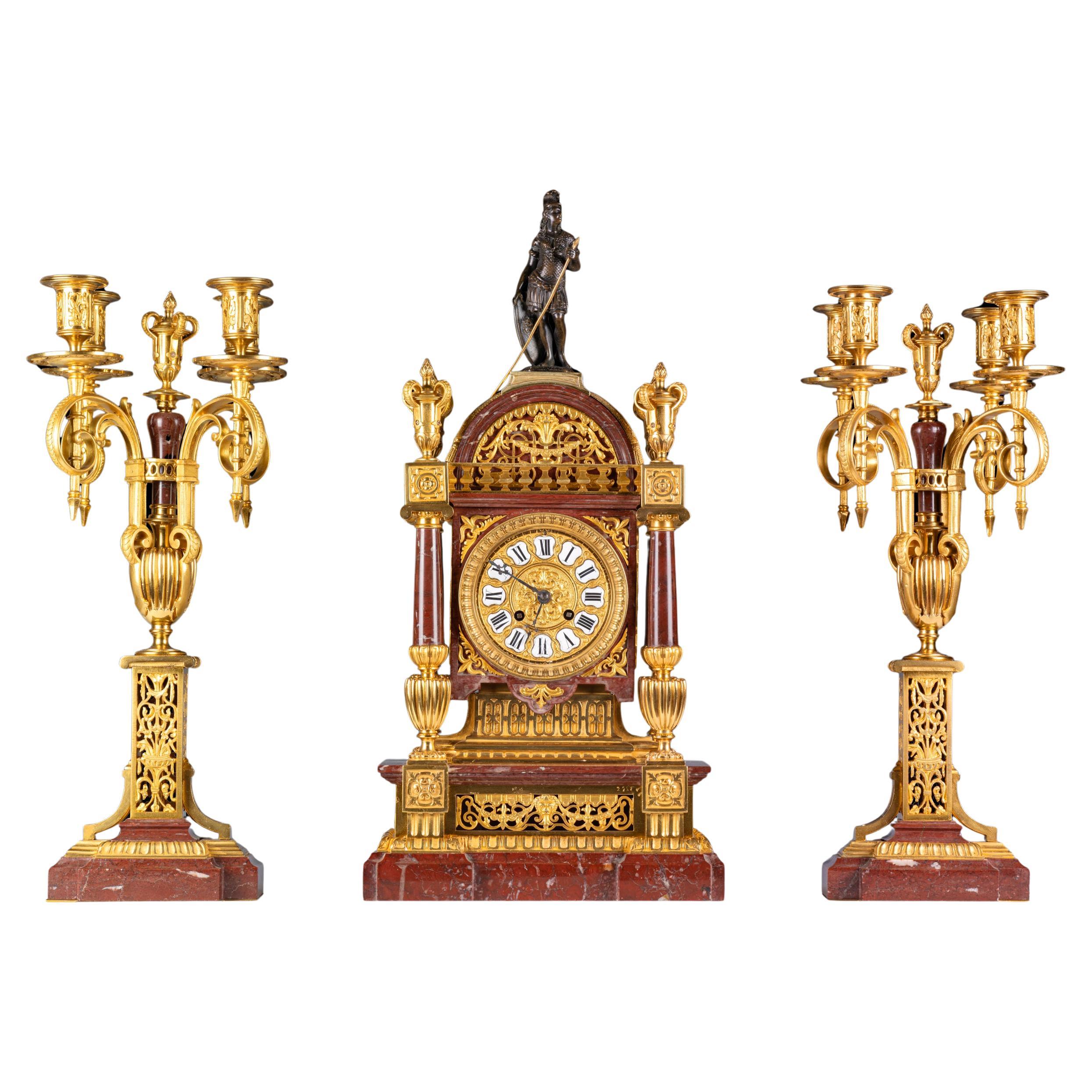 Garniture d'horloge française du 19ème siècle en marbre rouge et bronze doré en vente