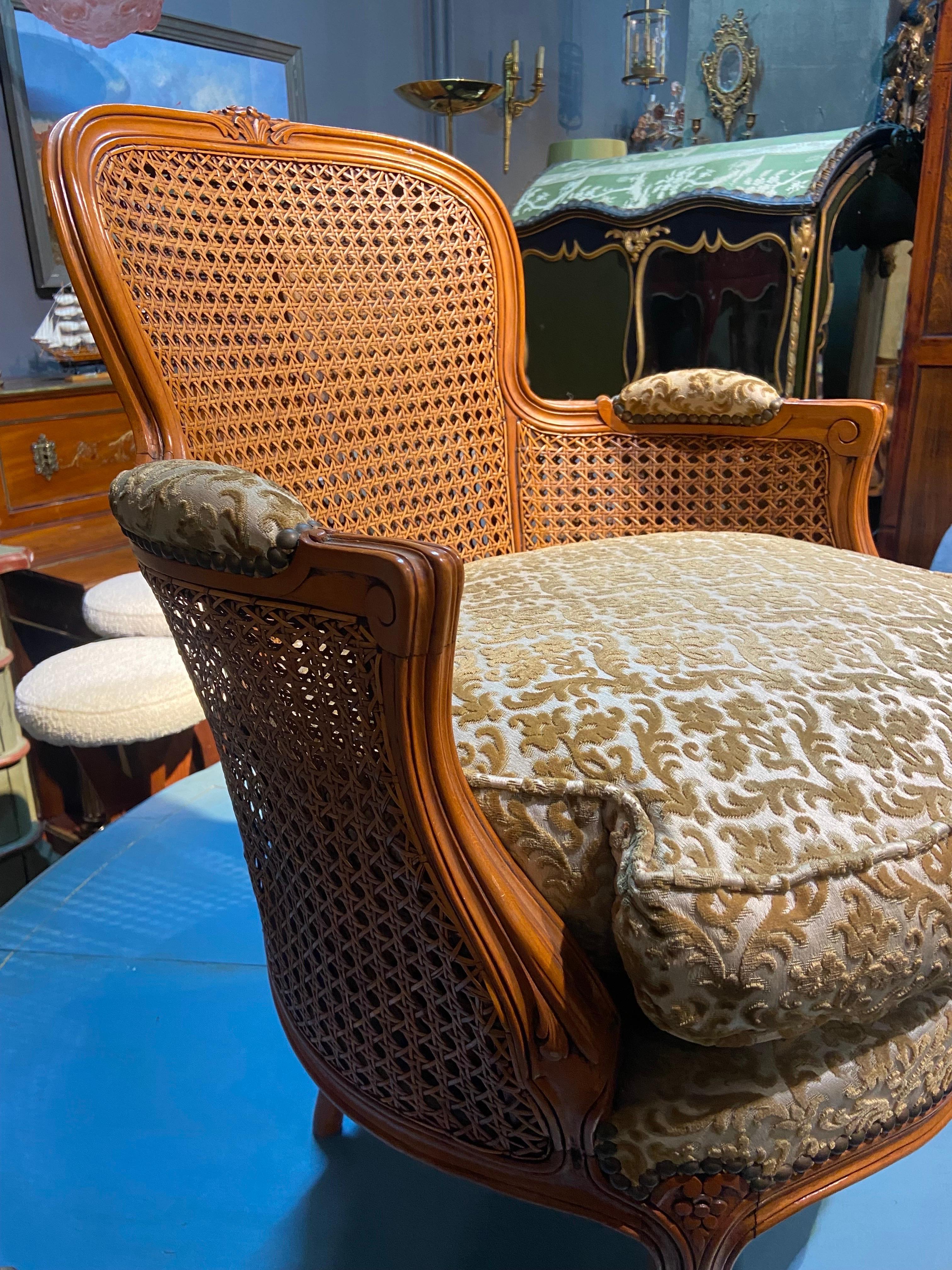 Französischer runder Bergere-Stuhl aus handgeschnitztem Nussbaumholz mit Schilfrohr aus dem 19. Jahrhundert (Louis XVI.) im Angebot