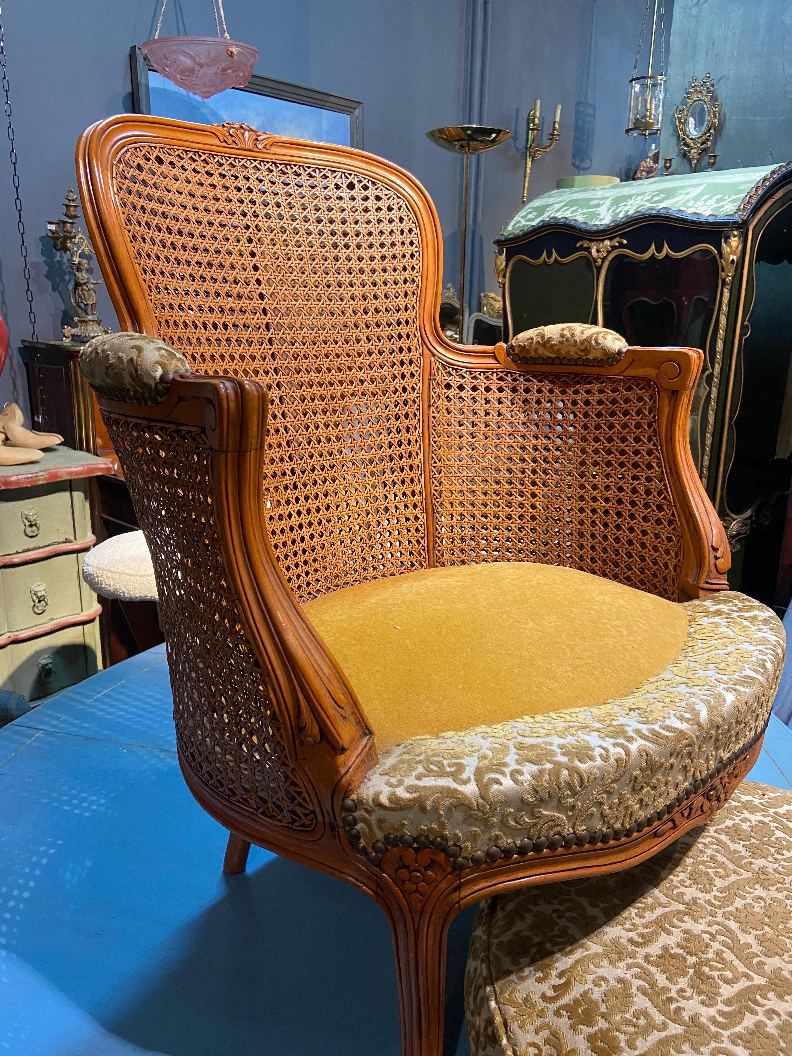 Französischer runder Bergere-Stuhl aus handgeschnitztem Nussbaumholz mit Schilfrohr aus dem 19. Jahrhundert im Zustand „Gut“ im Angebot in Sofia, BG