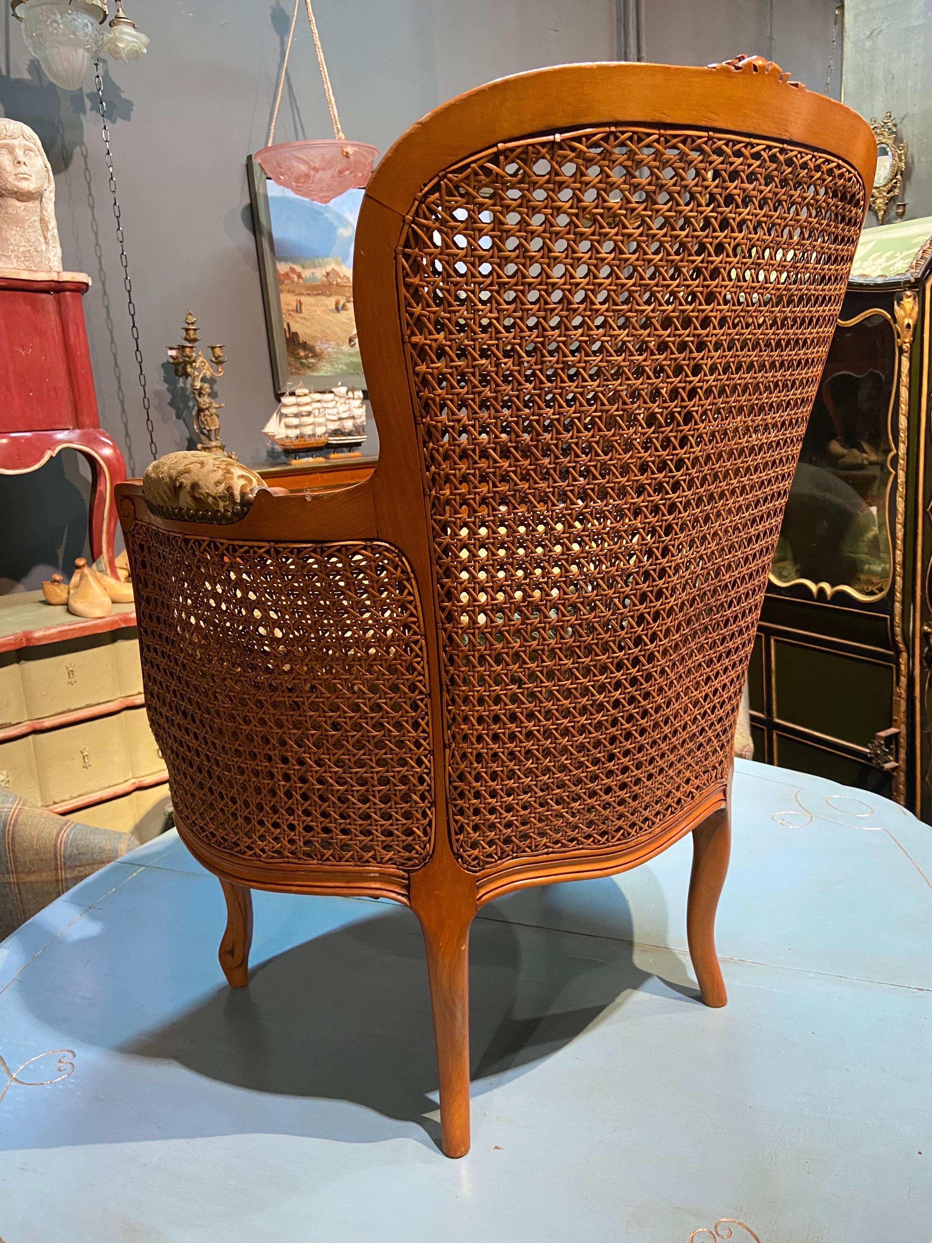 Französischer runder Bergere-Stuhl aus handgeschnitztem Nussbaumholz mit Schilfrohr aus dem 19. Jahrhundert (Textil) im Angebot