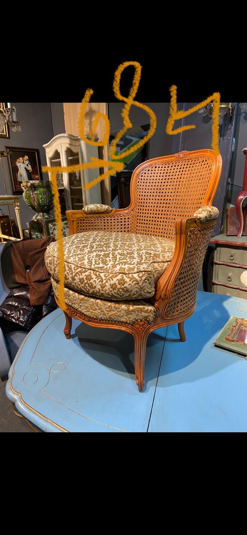 Französischer runder Bergere-Stuhl aus handgeschnitztem Nussbaumholz mit Schilfrohr aus dem 19. Jahrhundert im Angebot 3