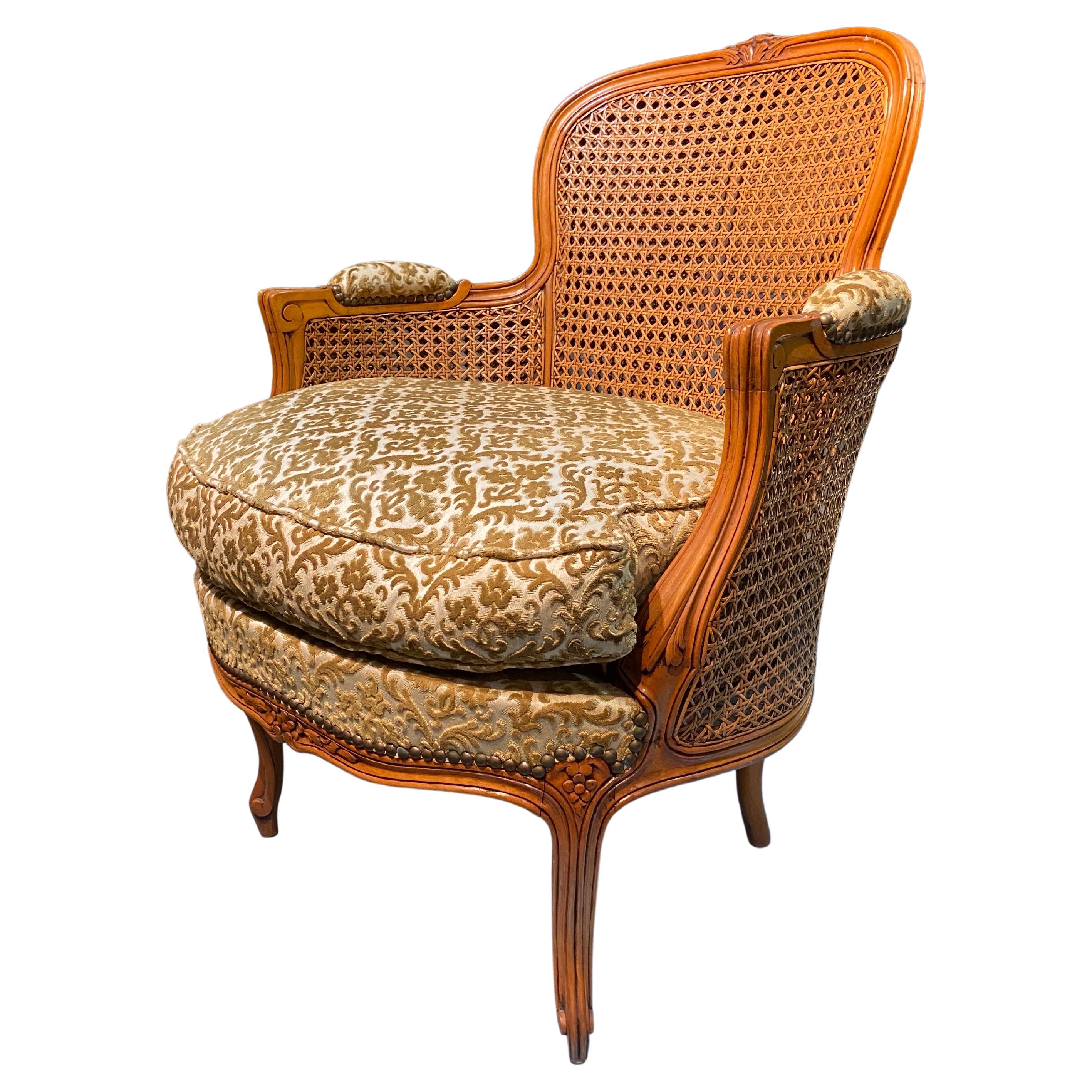 Französischer runder Bergere-Stuhl aus handgeschnitztem Nussbaumholz mit Schilfrohr aus dem 19. Jahrhundert im Angebot