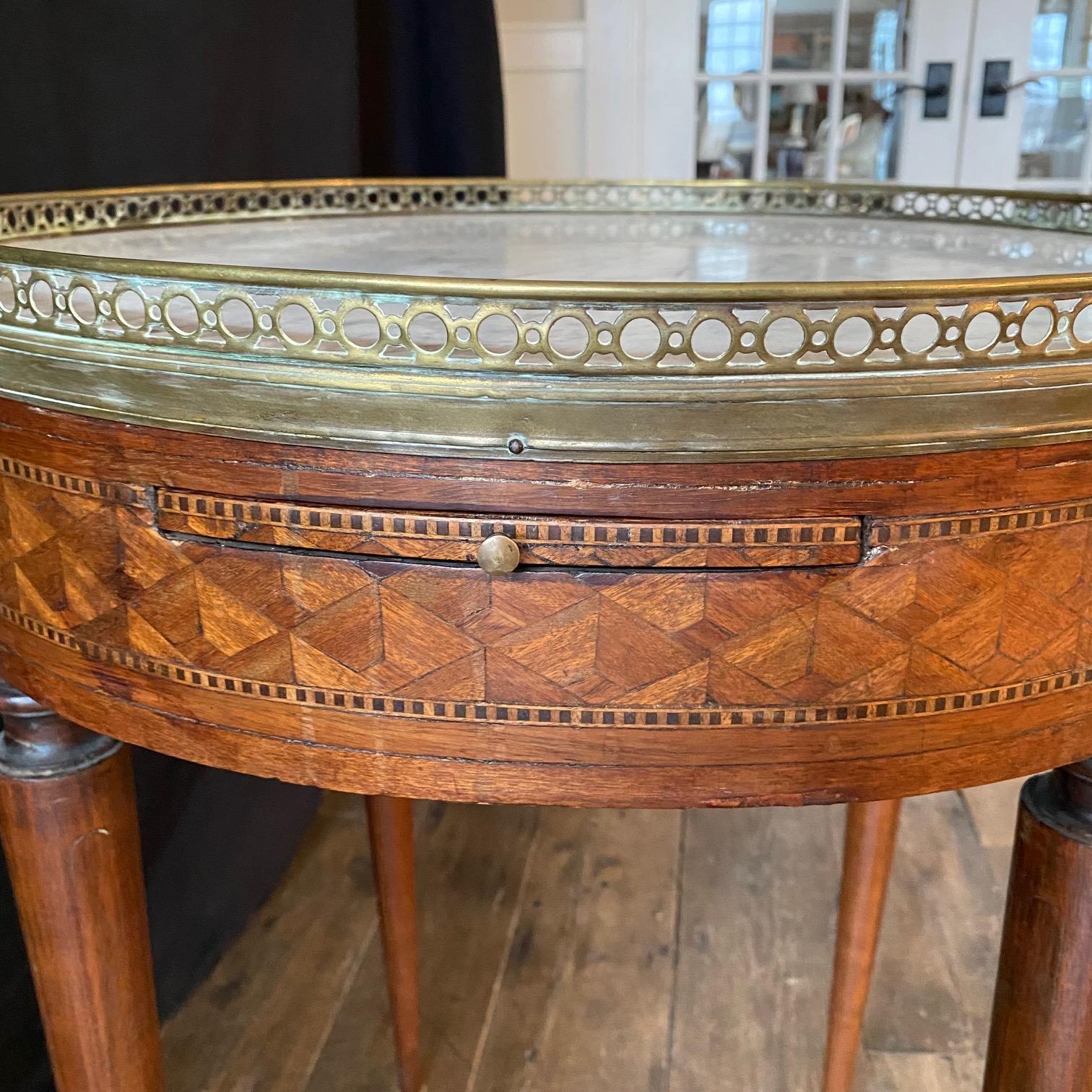 Louis XVI Table d'appoint Bouillotte ronde à plateau en marbre de Carrare du 19e siècle en vente