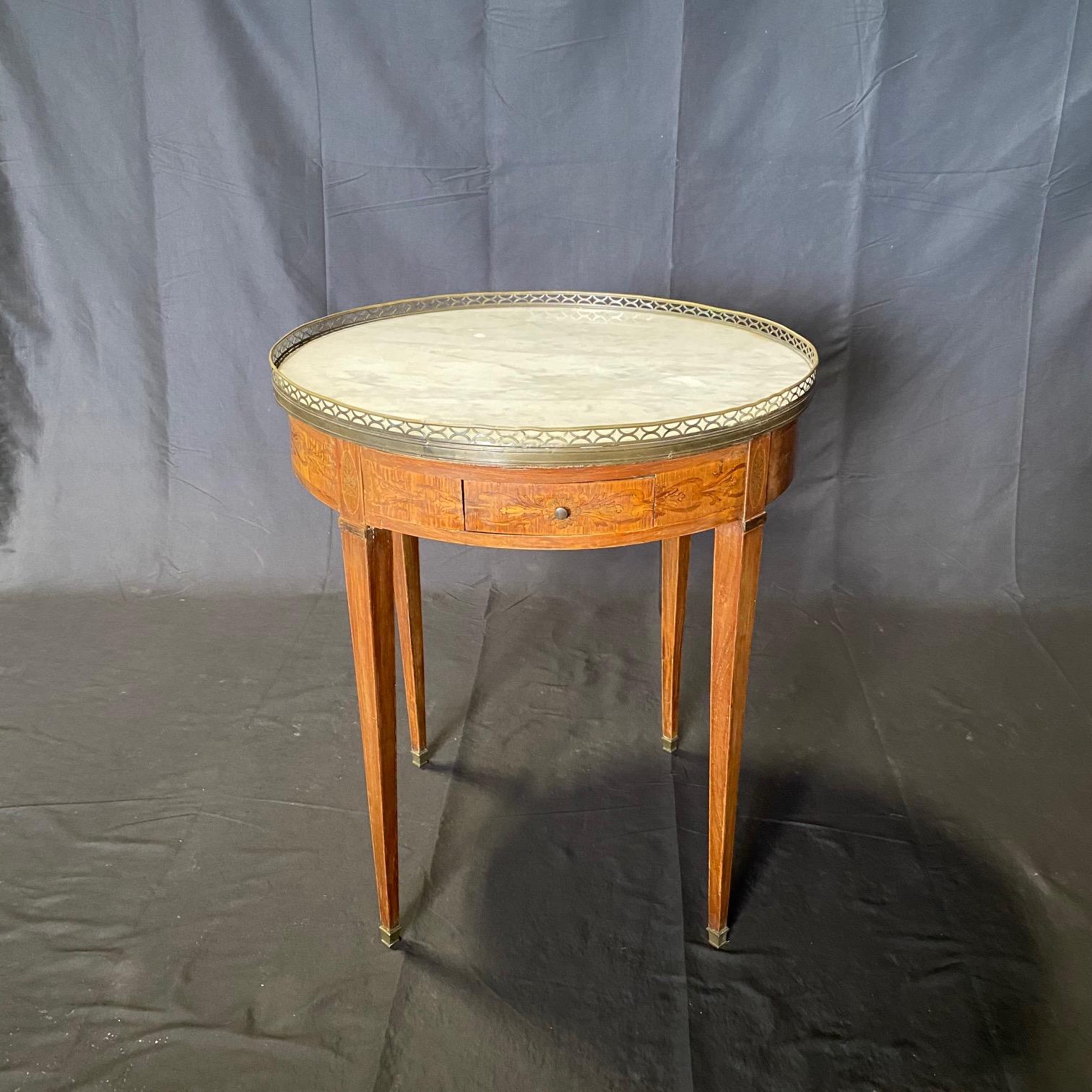 Table d'appoint ronde du 19ème siècle en marbre de Carrare avec marqueterie de rubans en vente 4