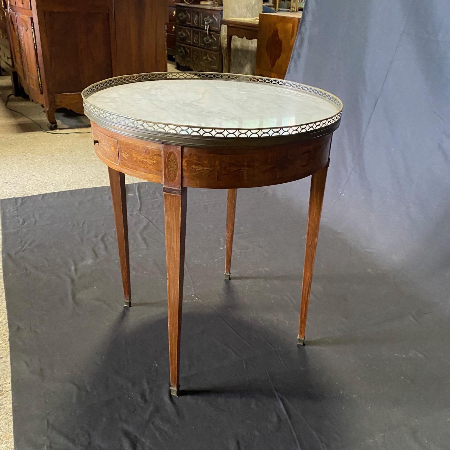 Table d'appoint ronde du 19ème siècle en marbre de Carrare avec marqueterie de rubans en vente 5