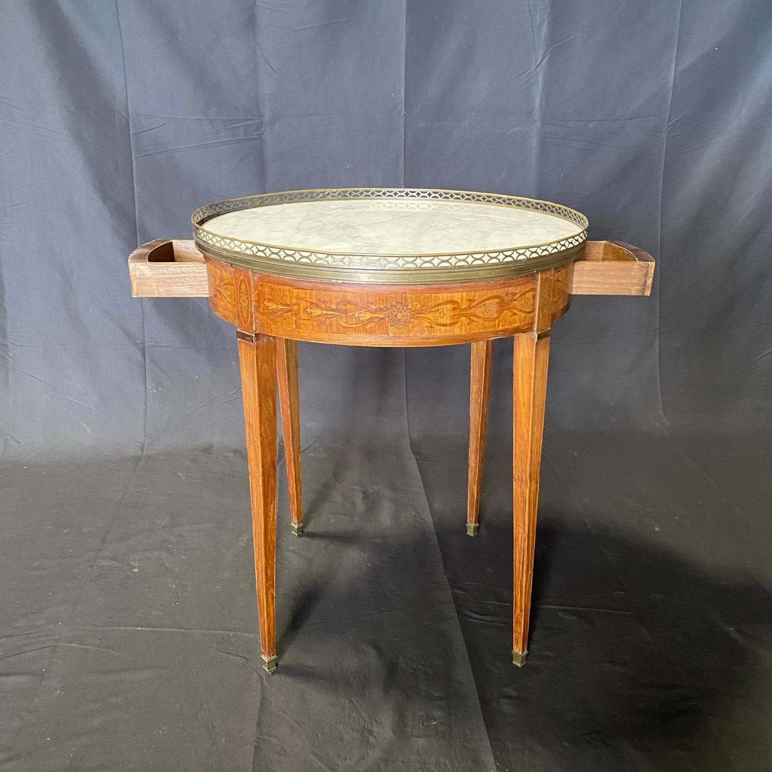Table d'appoint ronde du 19ème siècle en marbre de Carrare avec marqueterie de rubans en vente 6