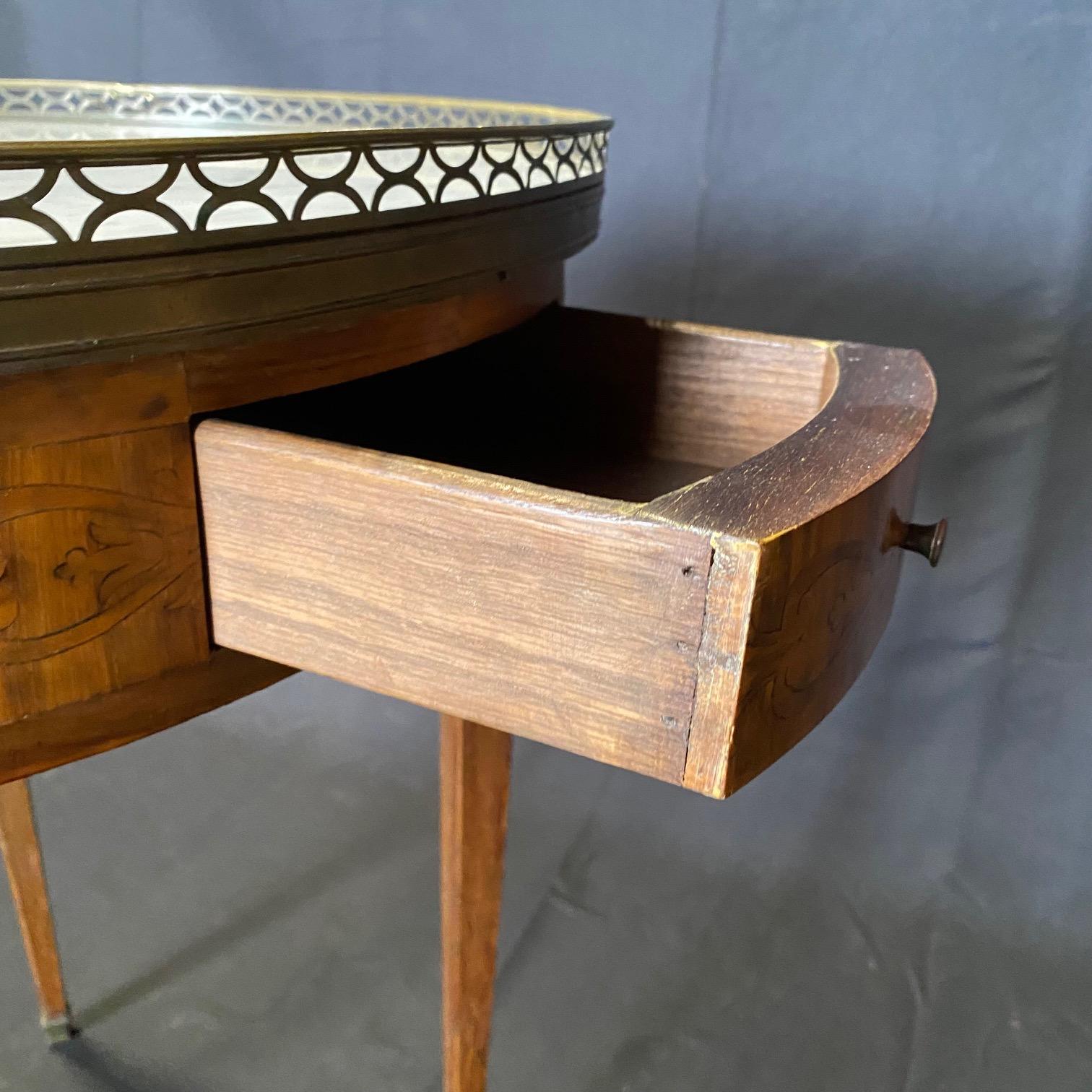 Louis XVI Table d'appoint ronde du 19ème siècle en marbre de Carrare avec marqueterie de rubans en vente
