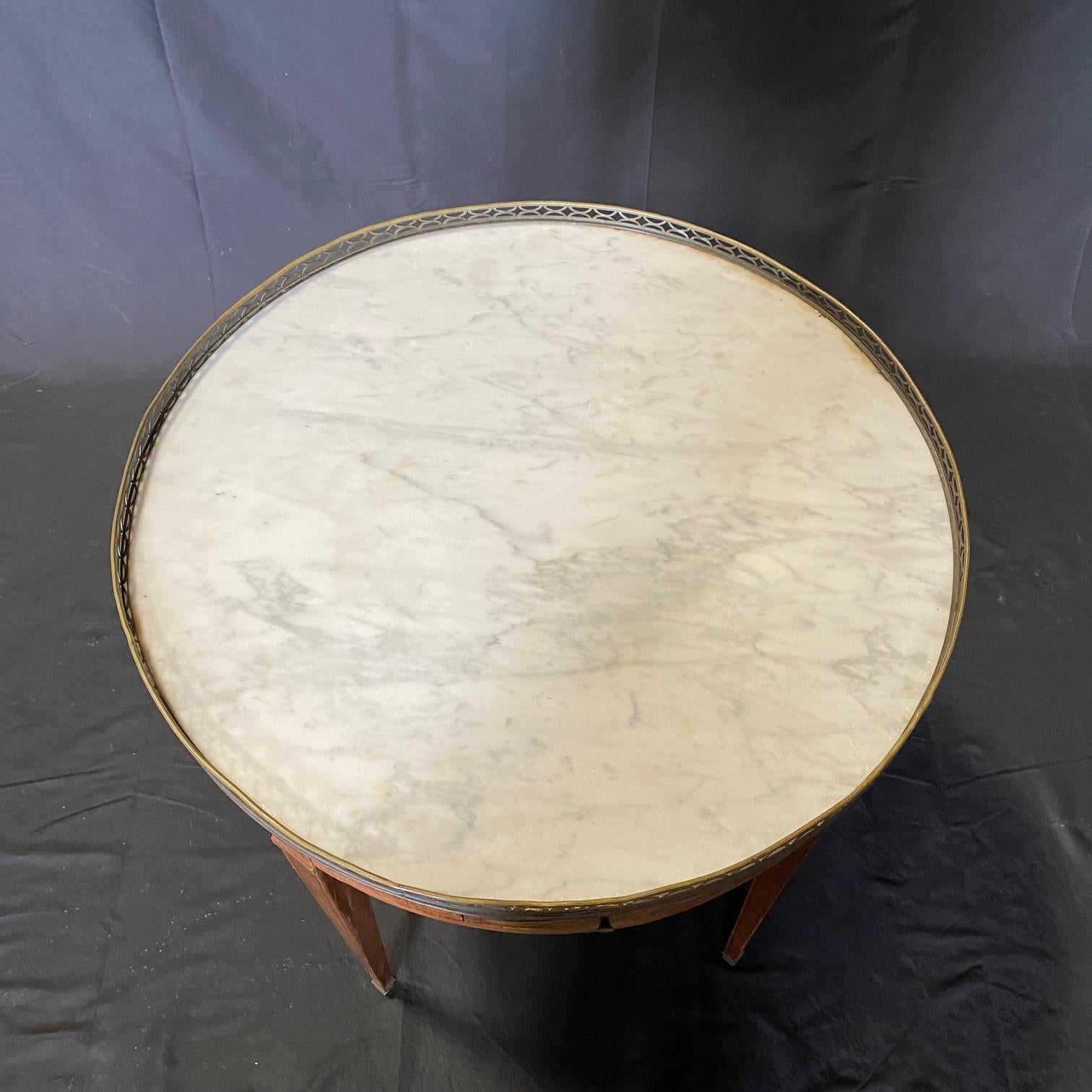 Table d'appoint ronde du 19ème siècle en marbre de Carrare avec marqueterie de rubans Bon état - En vente à Hopewell, NJ