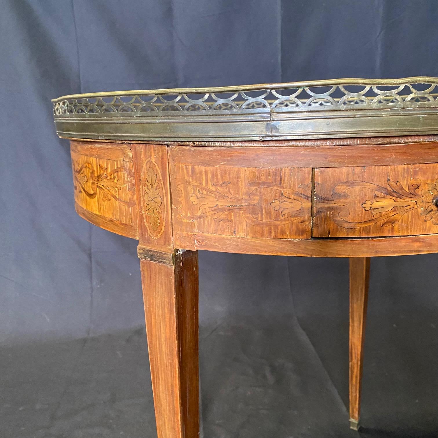 XIXe siècle Table d'appoint ronde du 19ème siècle en marbre de Carrare avec marqueterie de rubans en vente