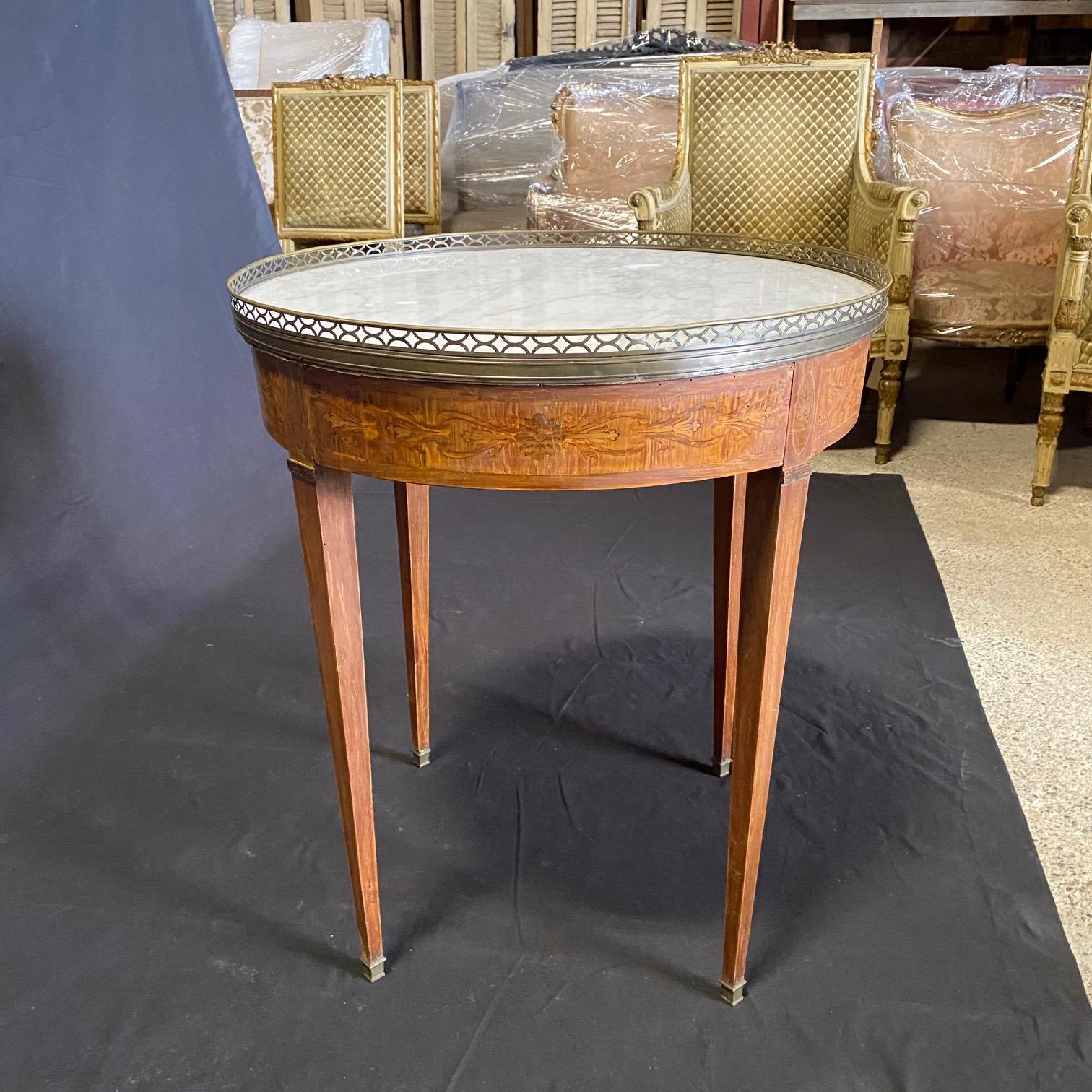 Bronze Table d'appoint ronde du 19ème siècle en marbre de Carrare avec marqueterie de rubans en vente