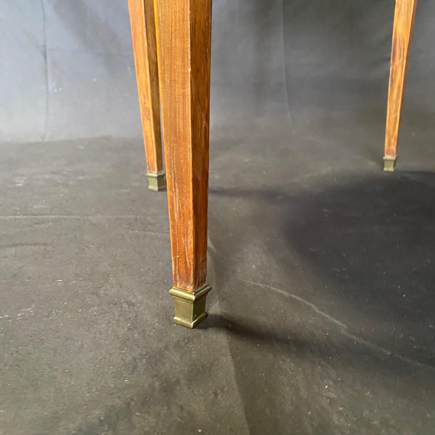 Table d'appoint ronde du 19ème siècle en marbre de Carrare avec marqueterie de rubans en vente 1