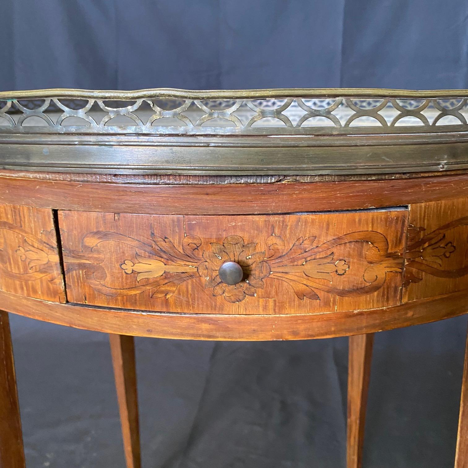 Table d'appoint ronde du 19ème siècle en marbre de Carrare avec marqueterie de rubans en vente 2