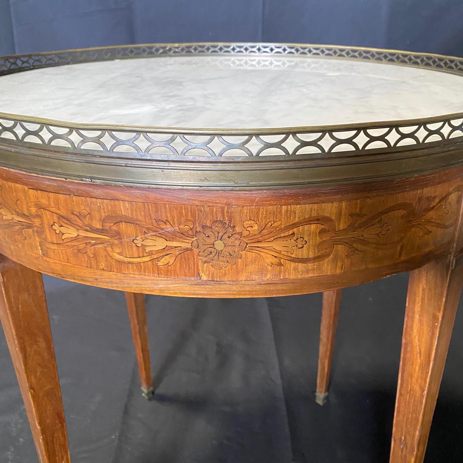 Table d'appoint ronde du 19ème siècle en marbre de Carrare avec marqueterie de rubans en vente 3