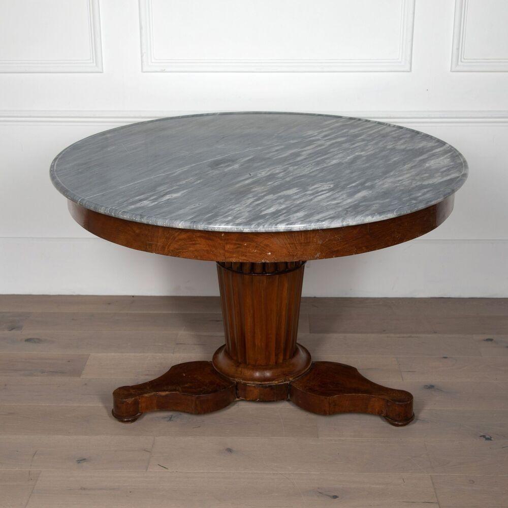 Mesa de centro Napoleón III de nogal del siglo XIX con tapa de mármol gris.
Alrededor de 1860.