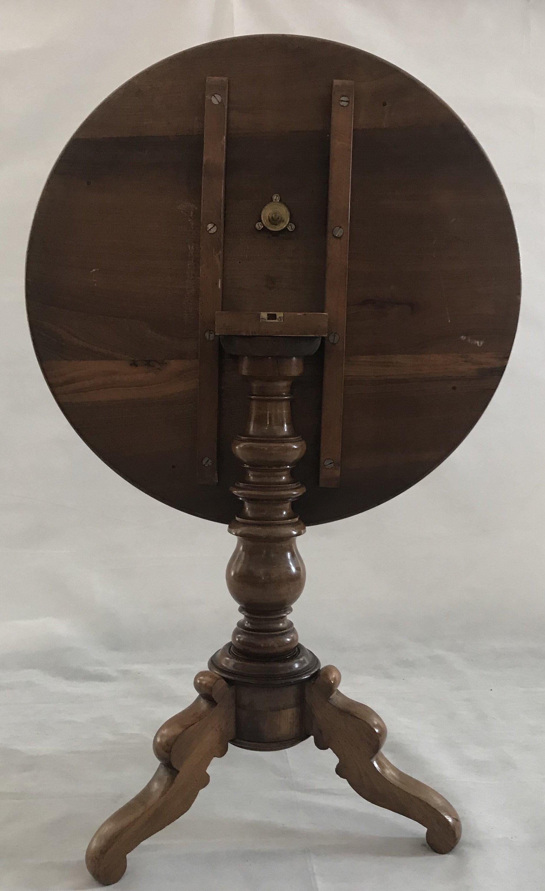 19th Century French Round Walnut Side Tilt Top Table In Good Condition In Hopewell, NJ