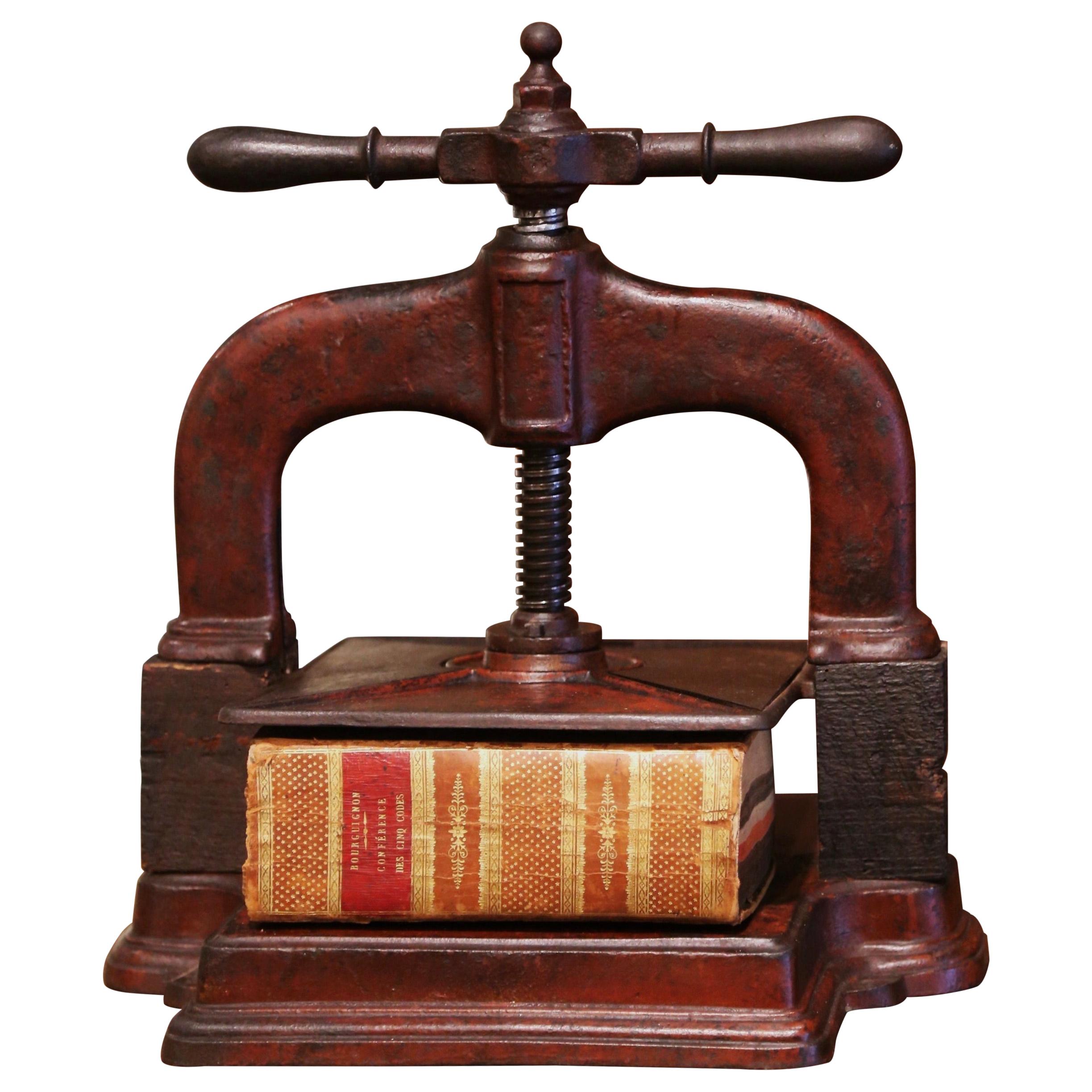 Presse à reliure de livres en fer forgé peint en rouge rouille du 19ème siècle avec livre
