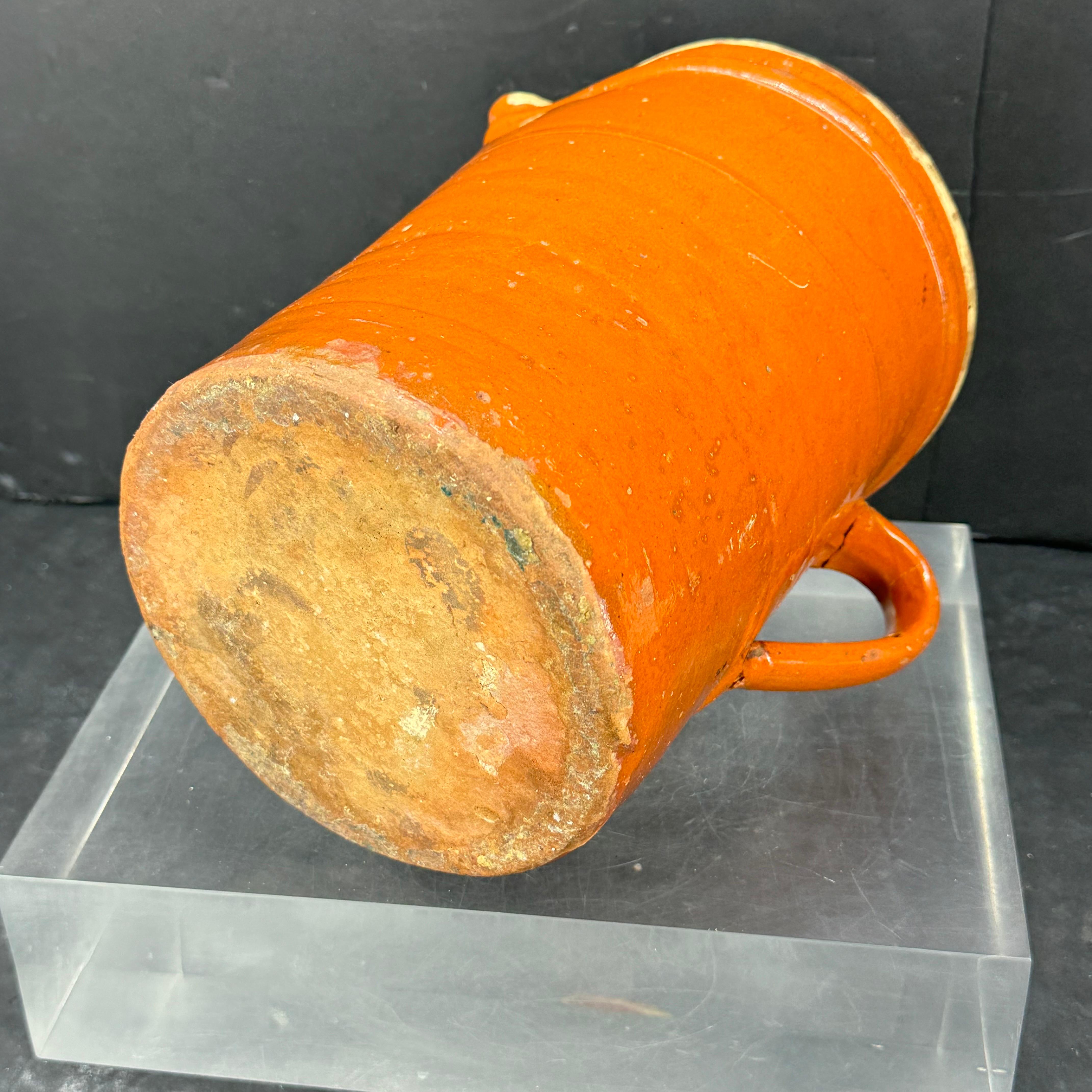 Brocca francese del XIX secolo con manico smaltato giallo ruggine in vendita 3