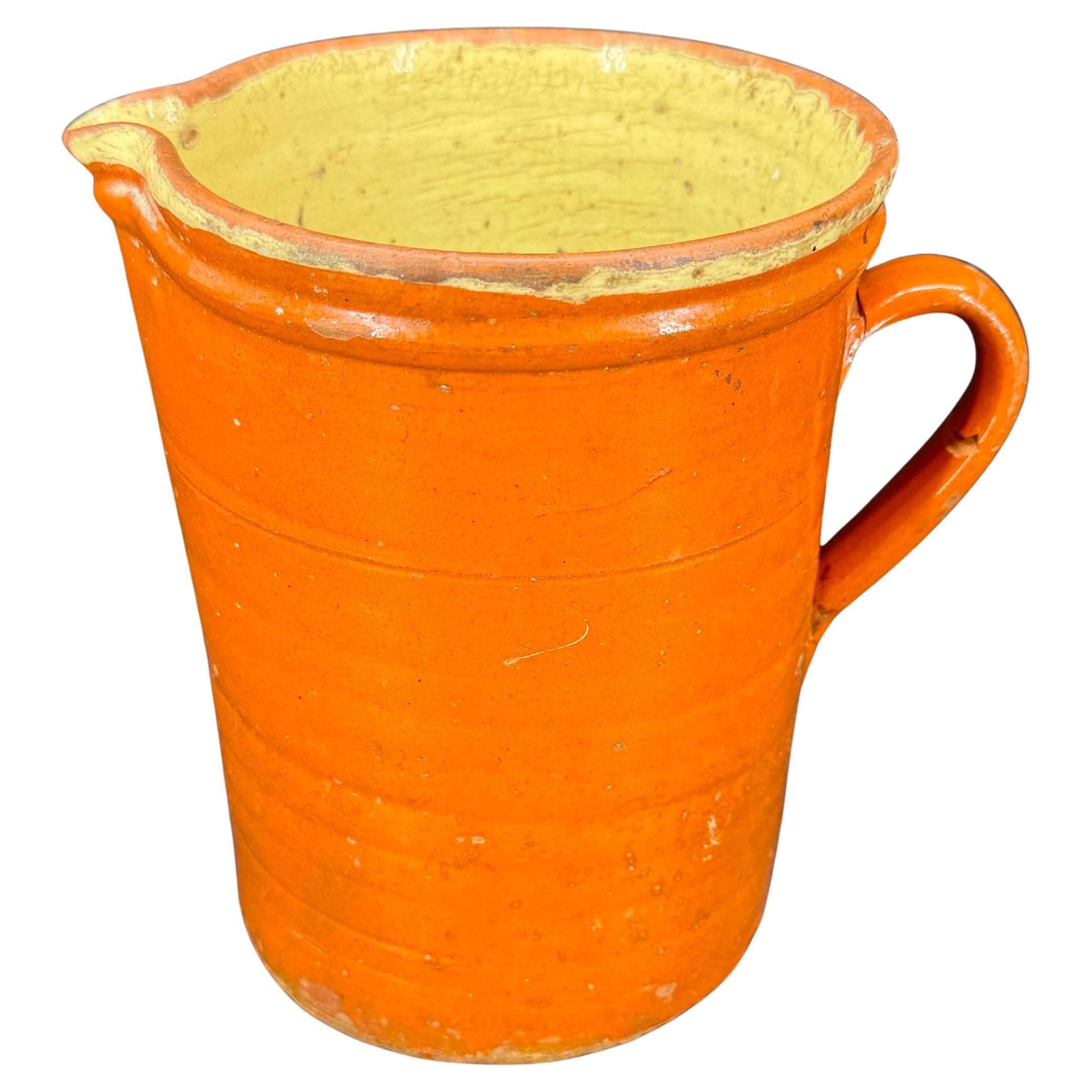 Come si trova in Provenza, questa antica brocca francese risale alla fine del XIX secolo. Realizzata a mano in Francia, questa brocca ha un aspetto ben conservato. Sicuramente sarebbe un'aggiunta deliziosa a una collezione di ceramiche antiche