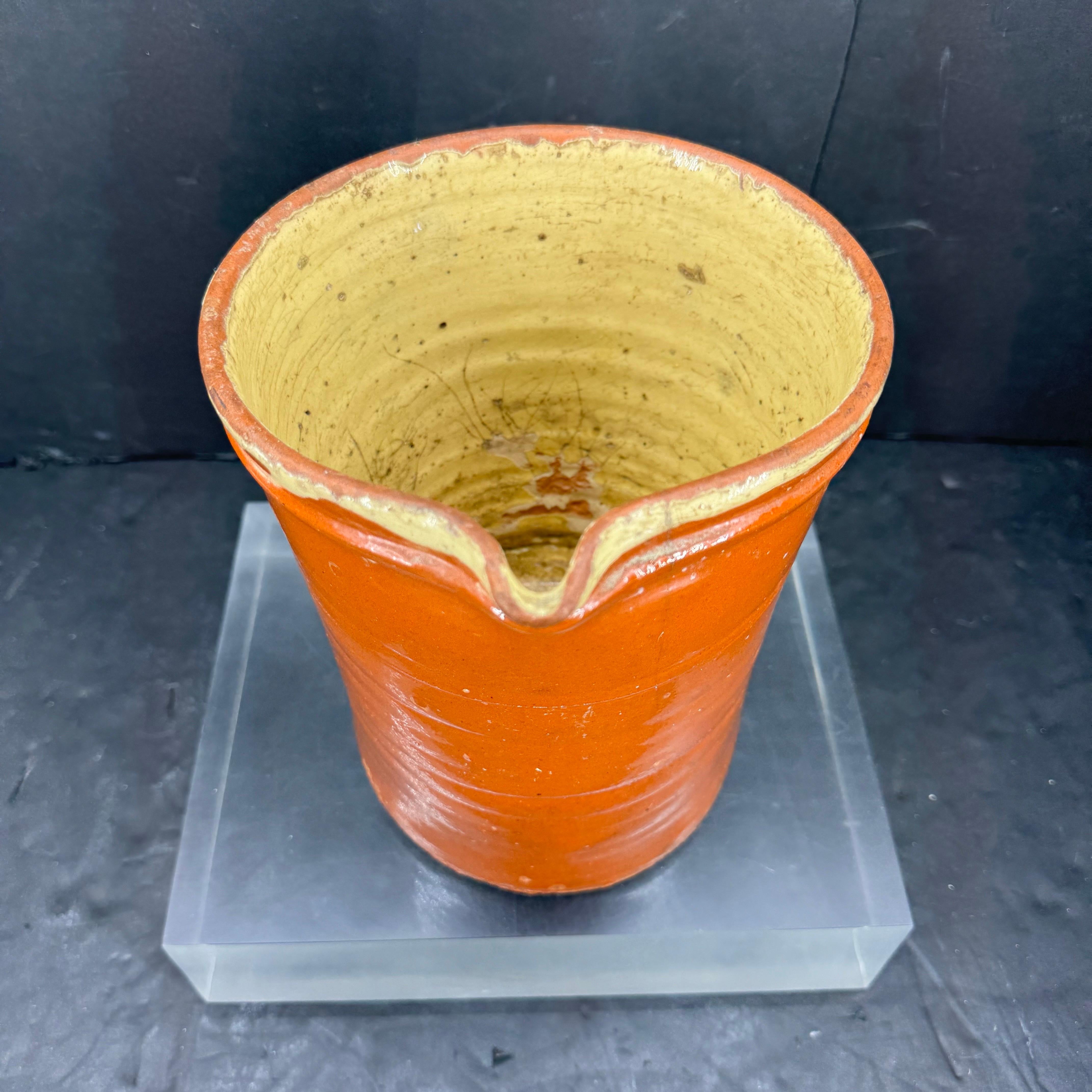 Stile provenzale Brocca francese del XIX secolo con manico smaltato giallo ruggine in vendita