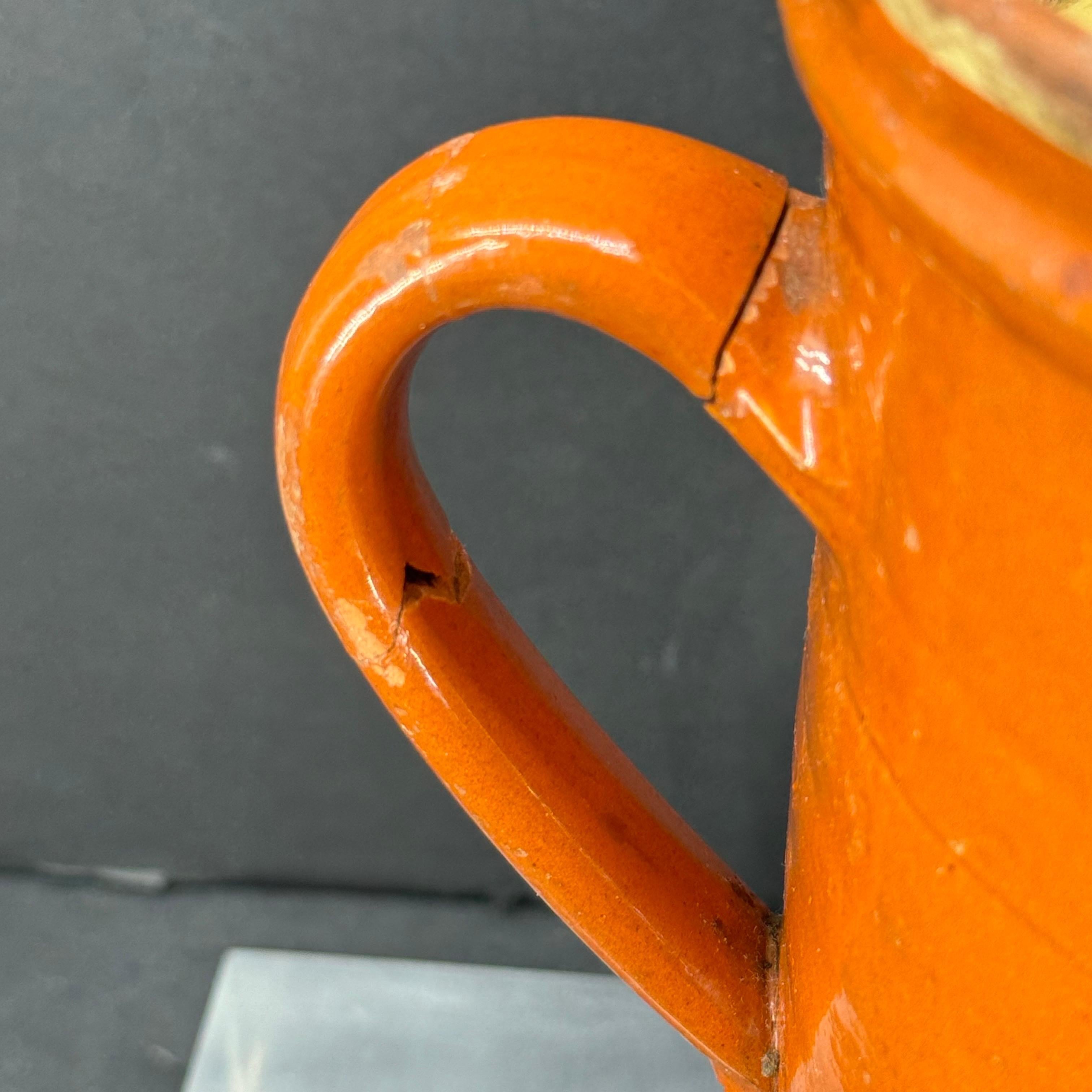Ceramica Brocca francese del XIX secolo con manico smaltato giallo ruggine in vendita