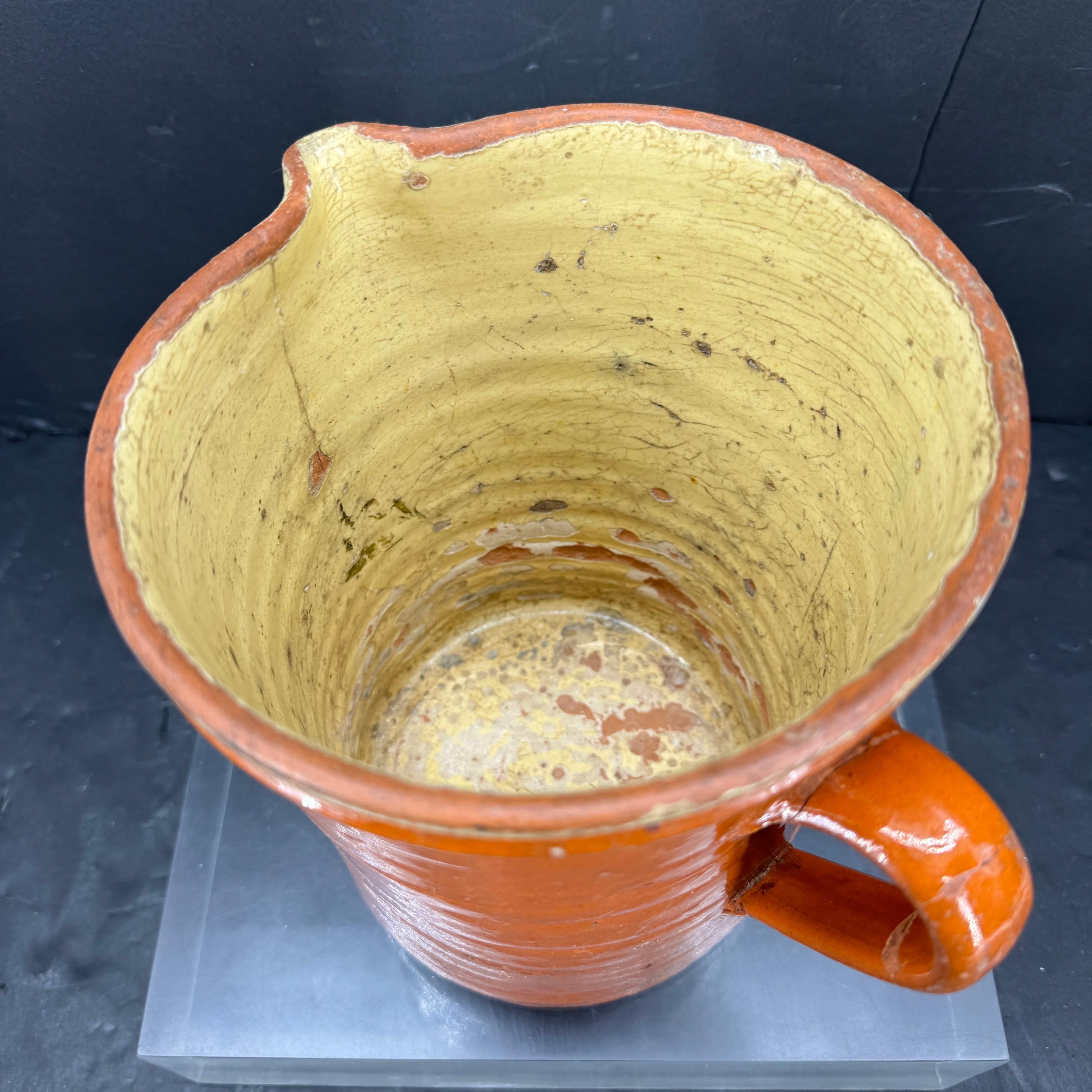 Brocca francese del XIX secolo con manico smaltato giallo ruggine in vendita 1
