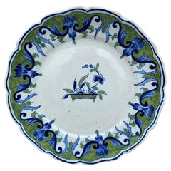 Assiette en faïence rustique française du 19ème siècle Desvres Gabriel Emile Fourmaintraux
